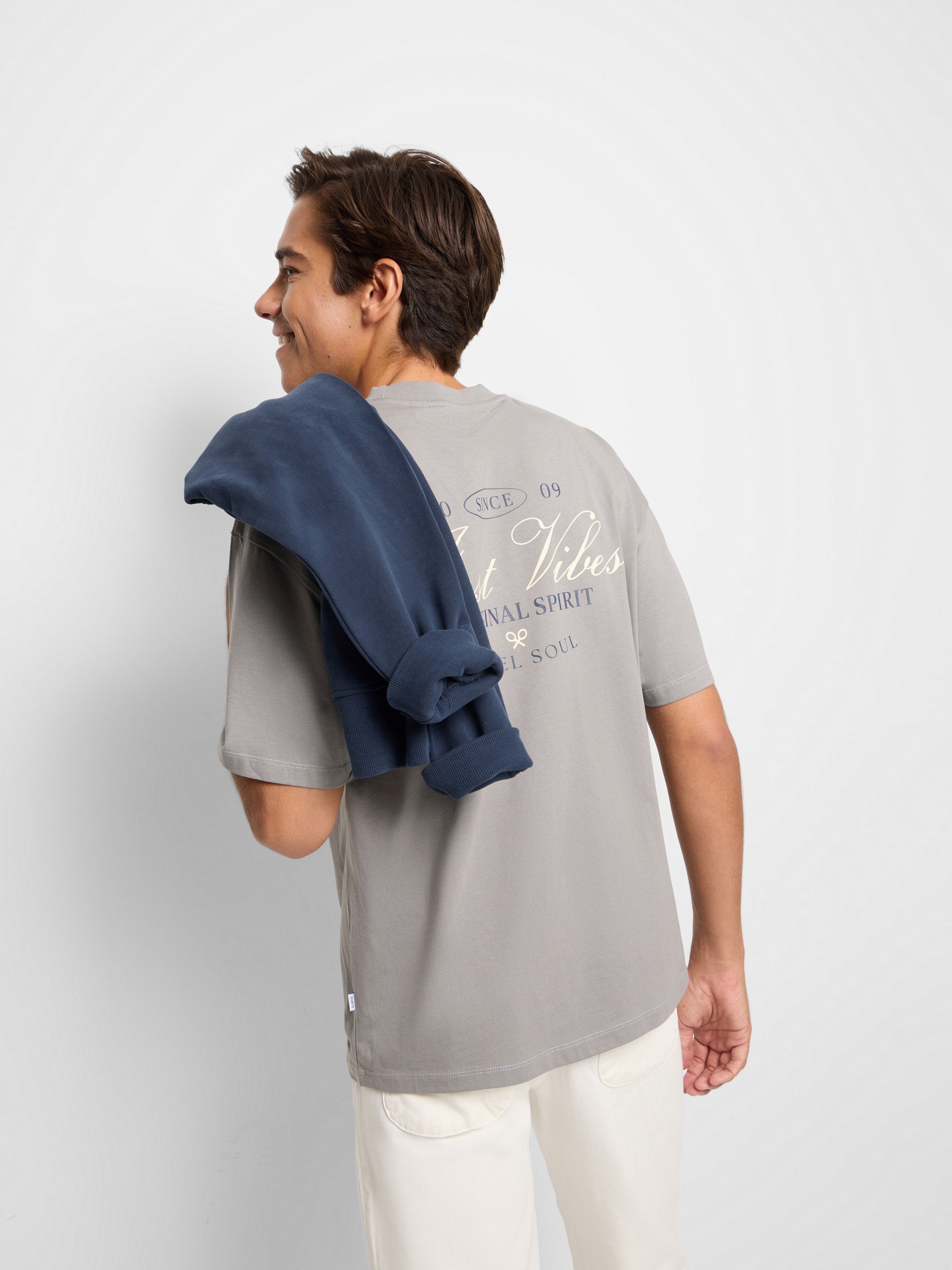 Camiseta relaxed just vibes gris