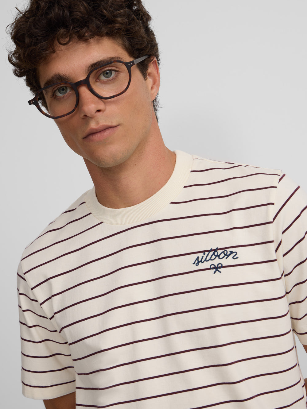 Camiseta raya fina burdeos crema