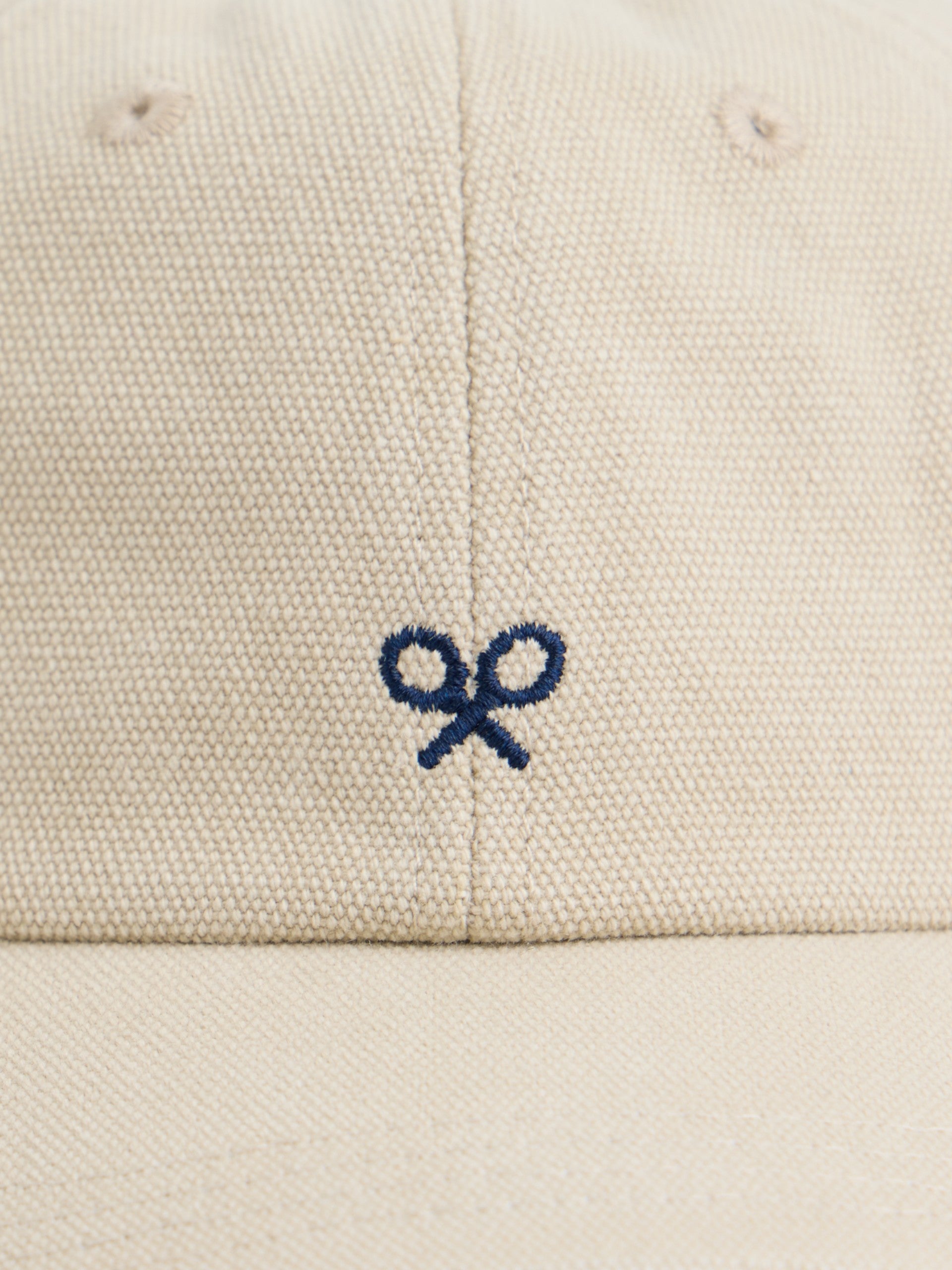 Boné bege com raquetes bordadas