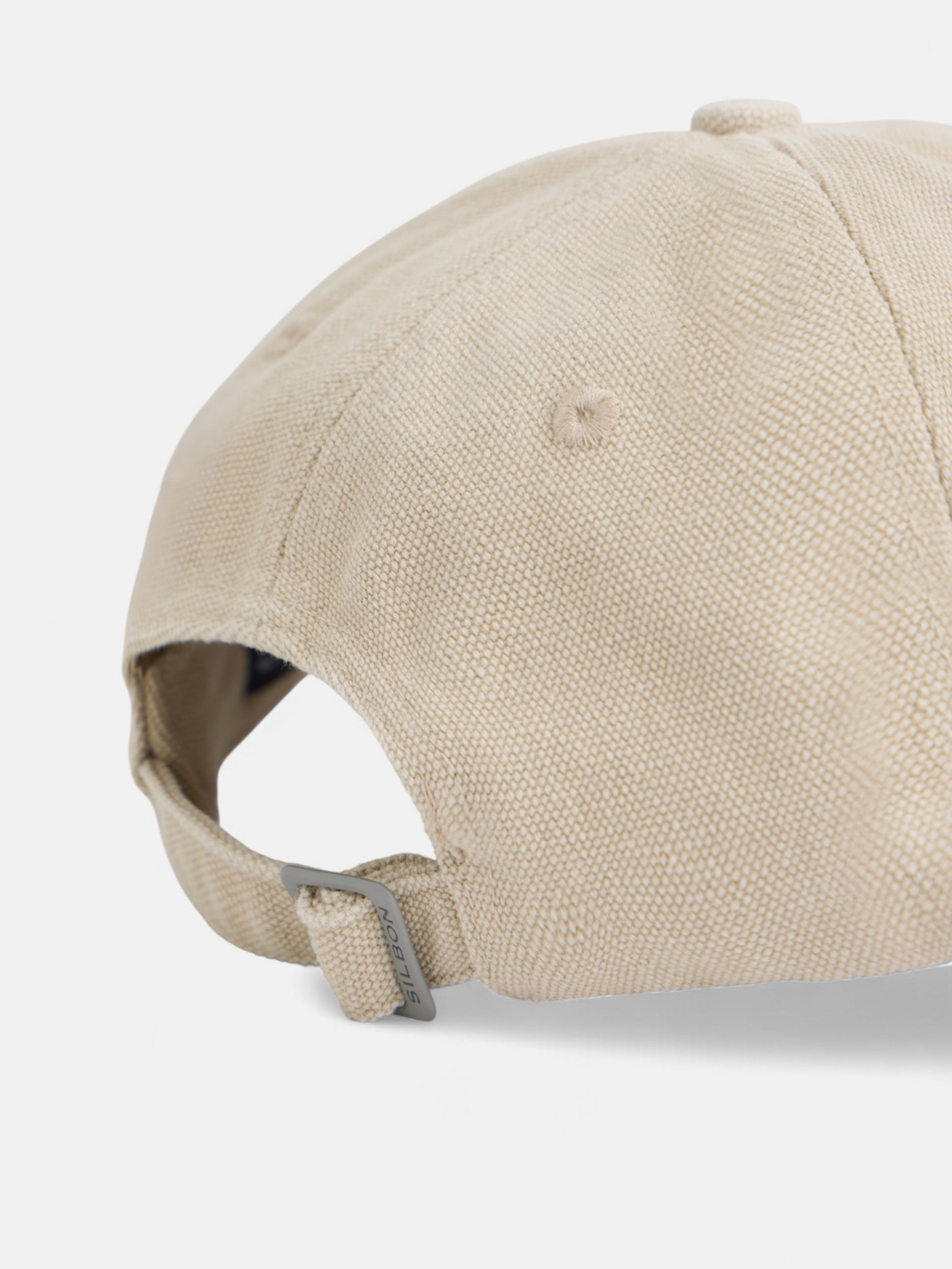 Boné bege com raquetes bordadas