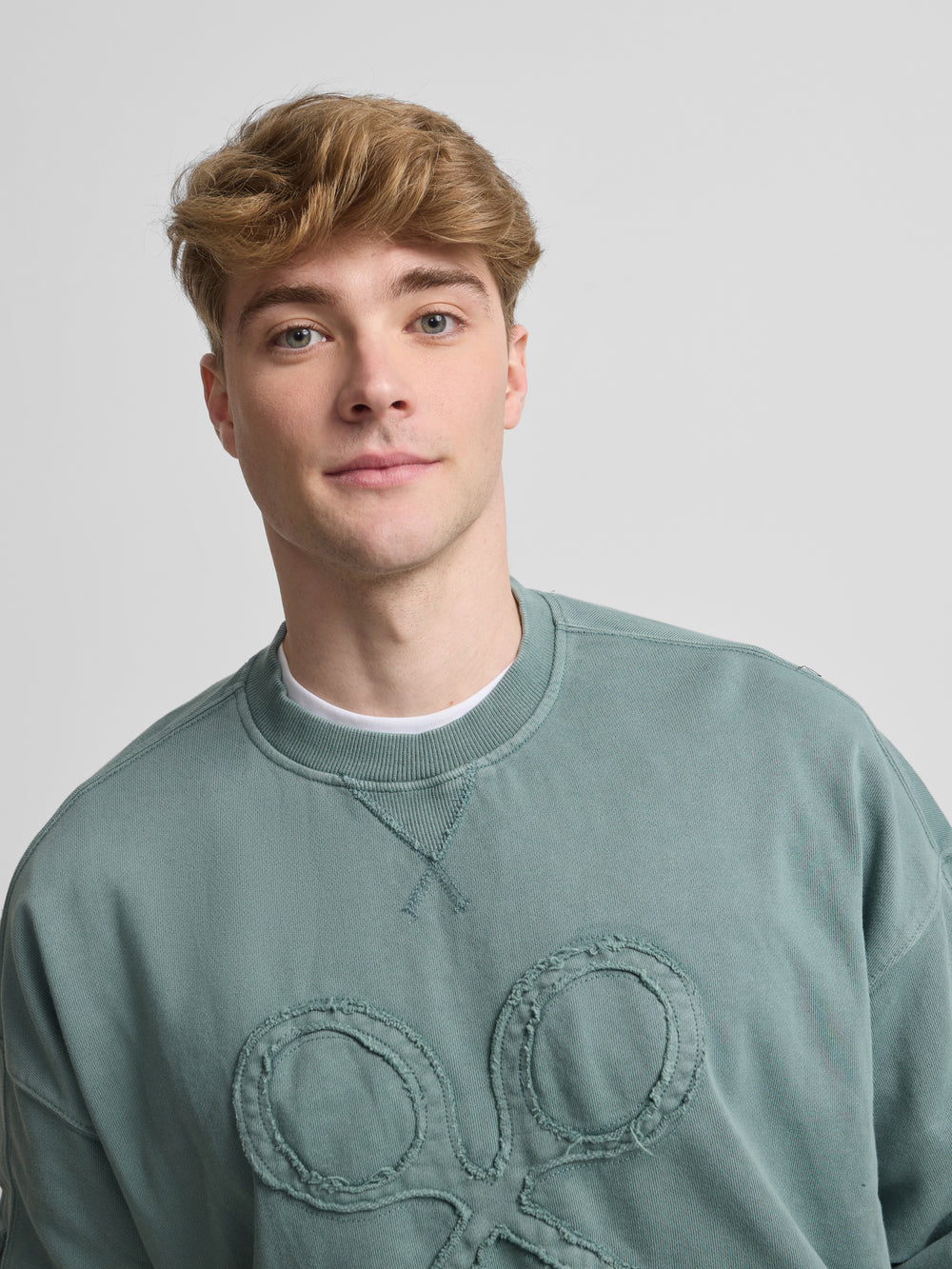 Sudadera relaxed fit logo garment dye gris azul