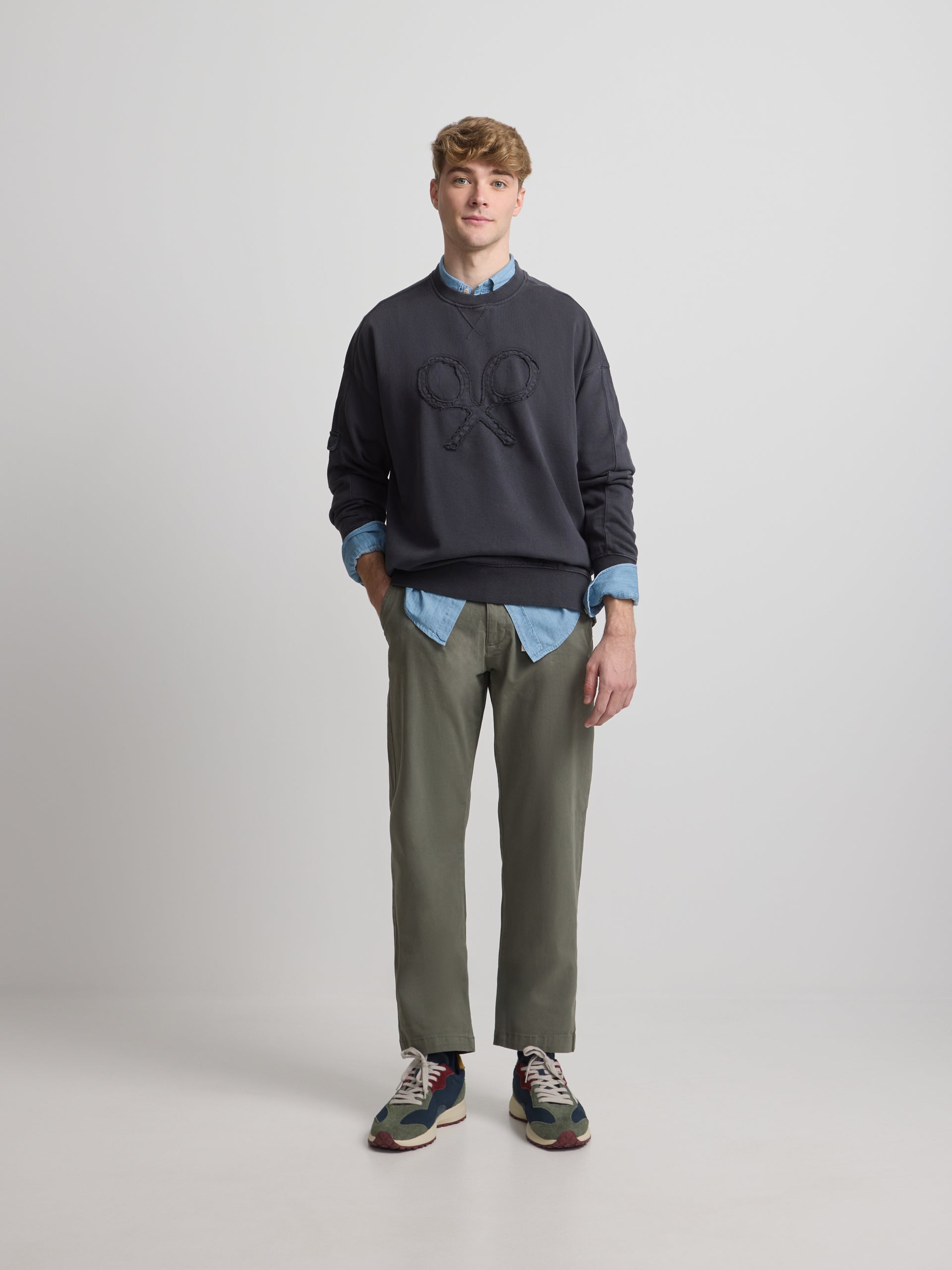 Sudadera relaxed fit logo garment dye gris