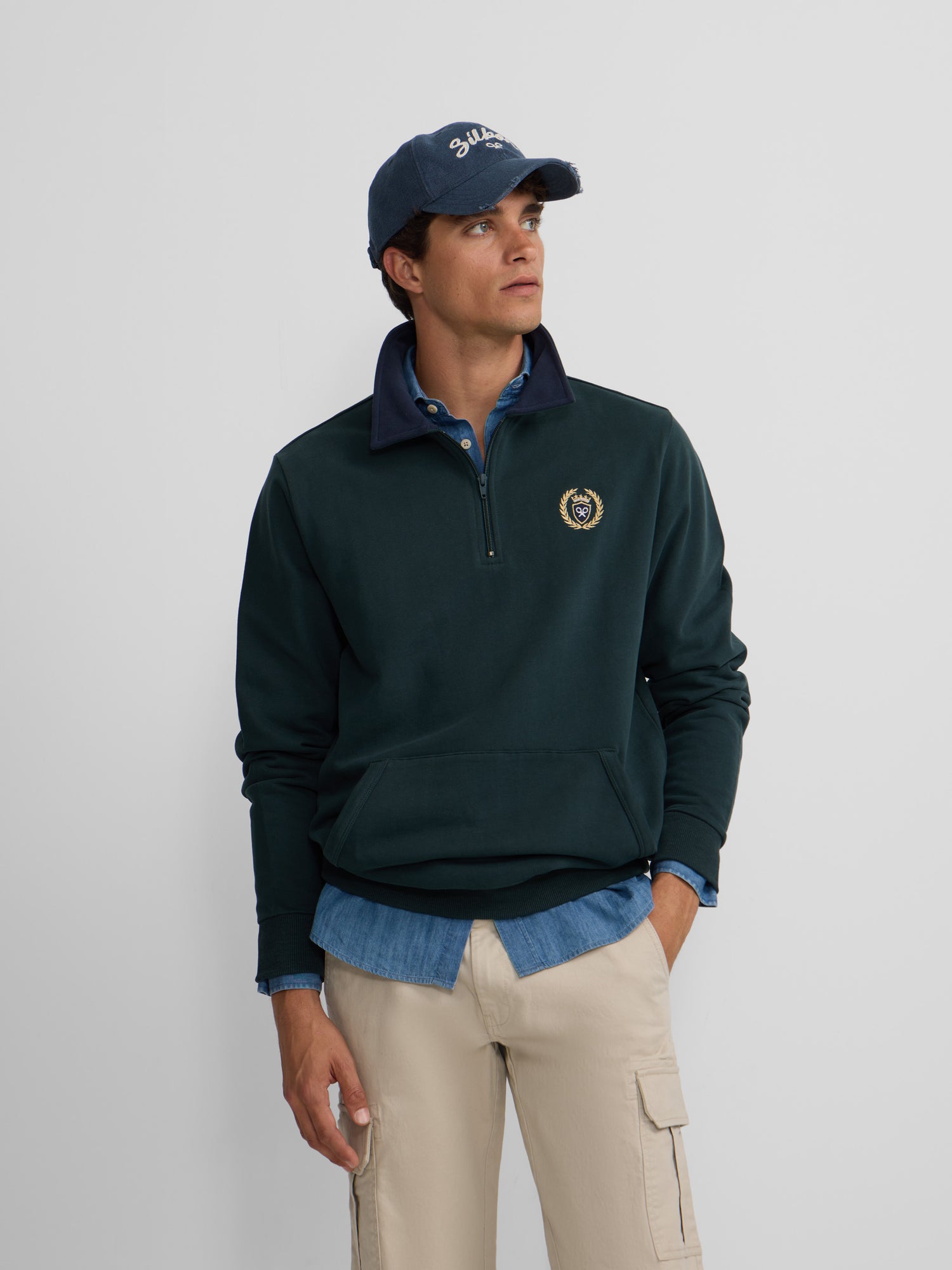 Half-zip sweatshirt with contrasting green collar