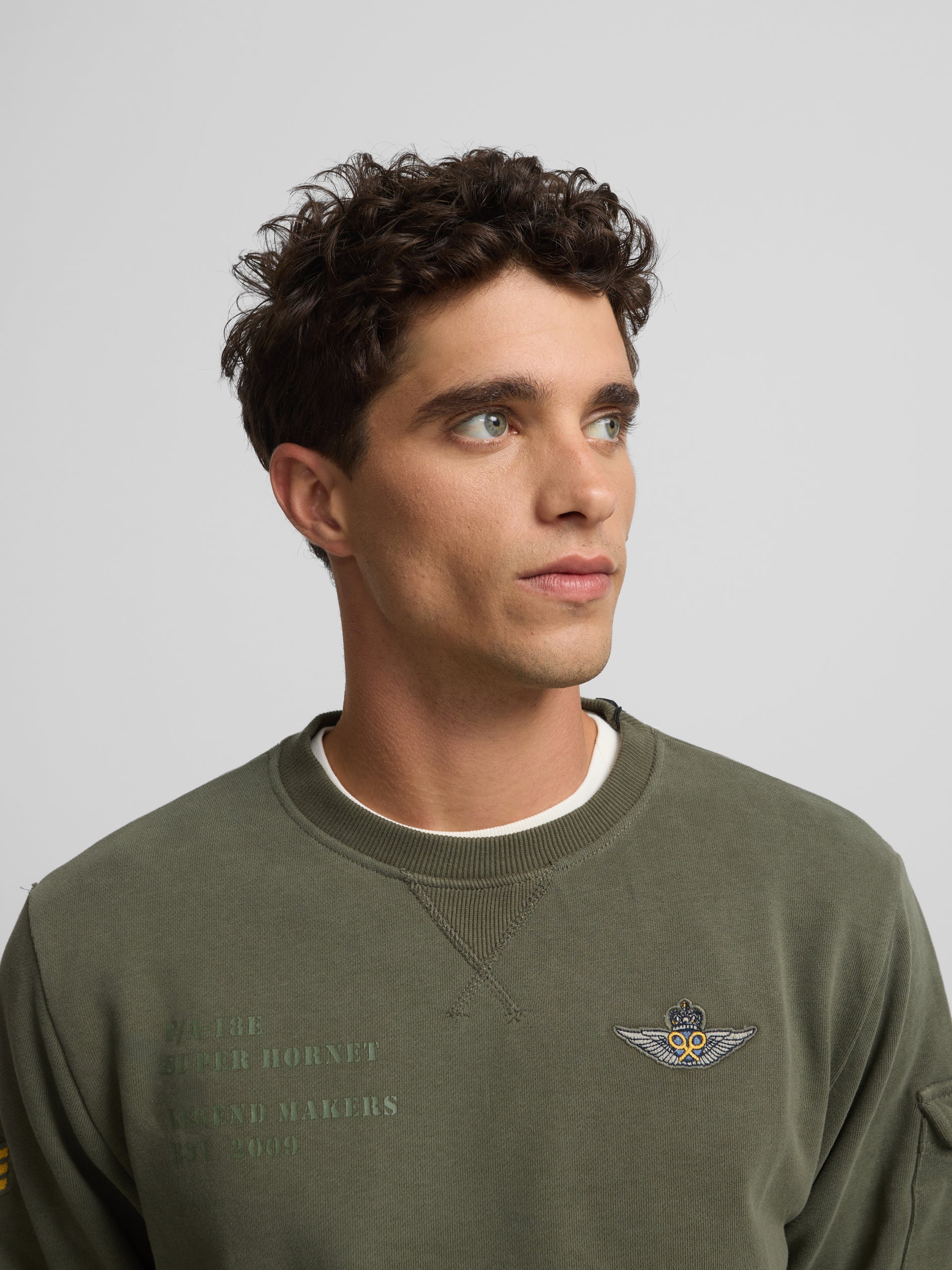 Sweat-shirt vert à écusson militaire