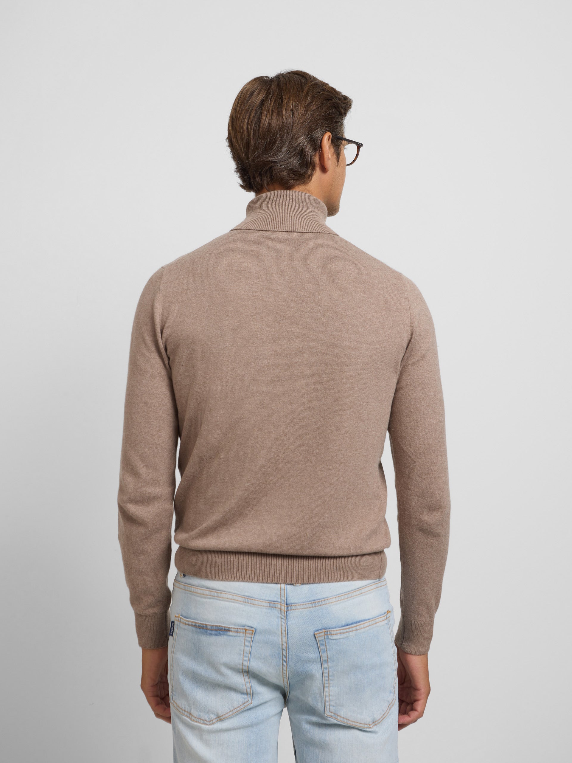 Pull col roulé marron clair classique