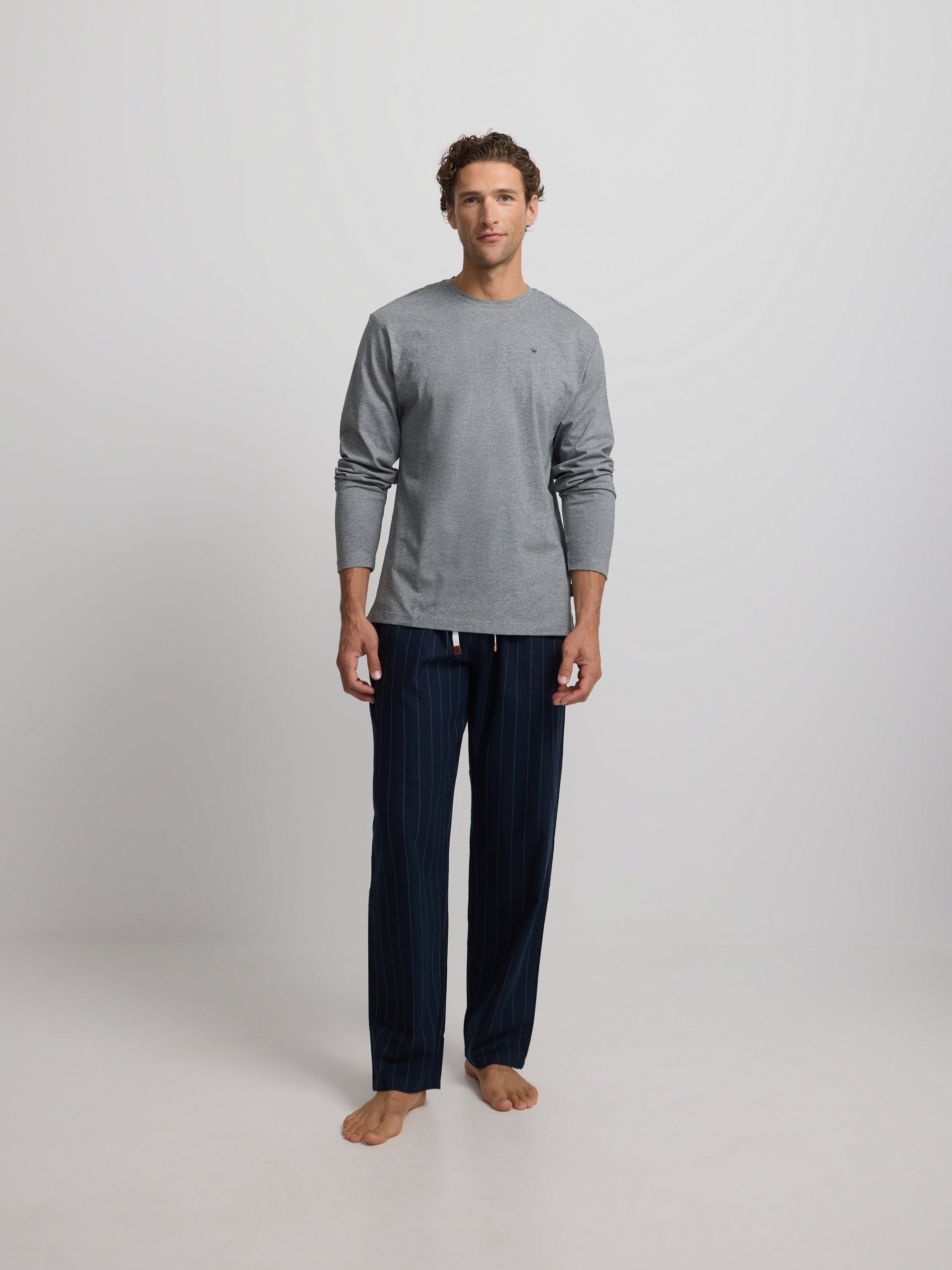 pyjama bleu marine à fines rayures