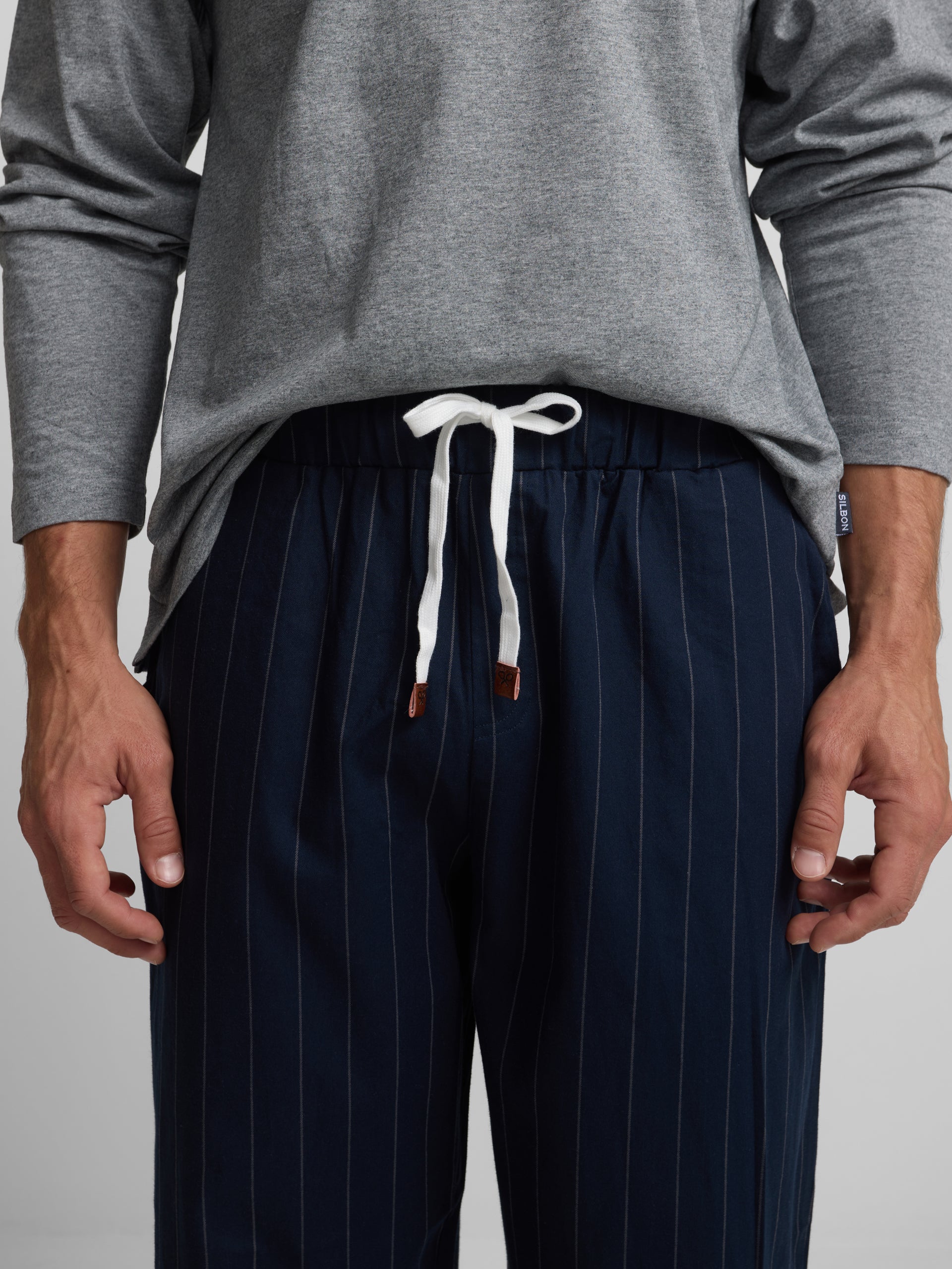 pyjama bleu marine à fines rayures