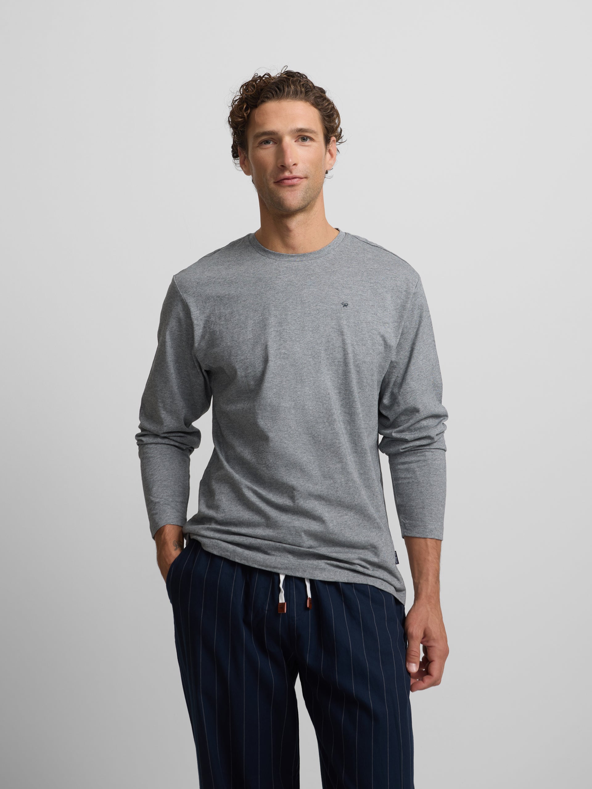 pyjama bleu marine à fines rayures