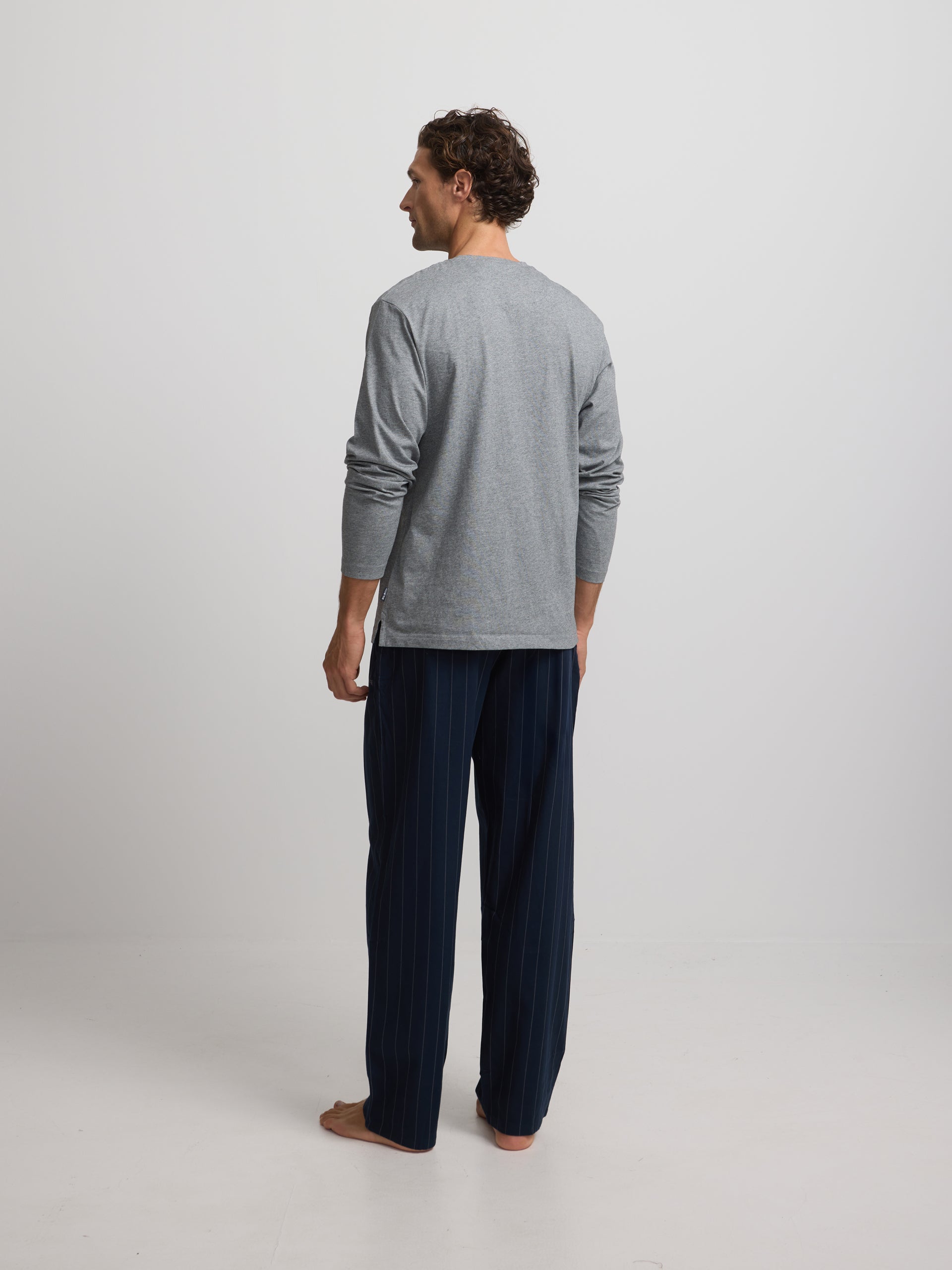 pyjama bleu marine à fines rayures