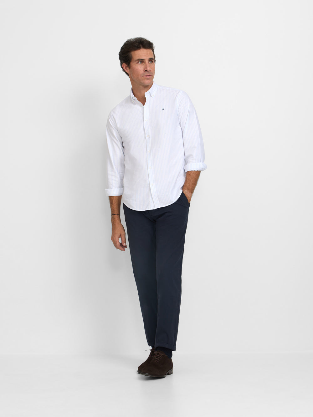 Chemise de sport Oxford blanche à fines rayures bleu clair