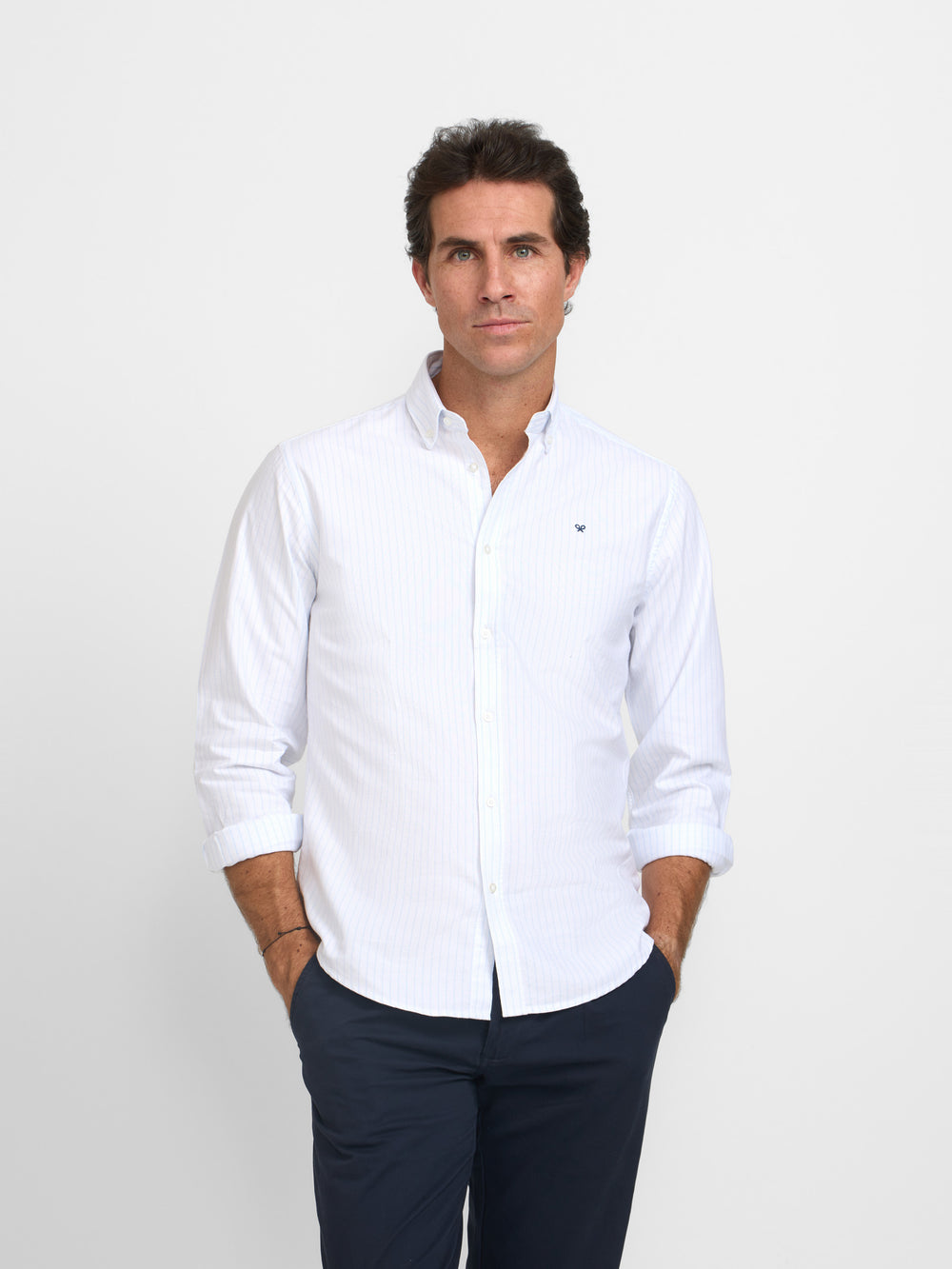 Chemise de sport Oxford blanche à fines rayures bleu clair