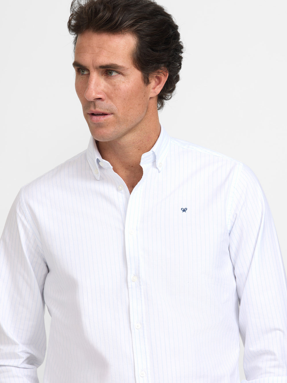 Chemise de sport Oxford blanche à fines rayures bleu clair