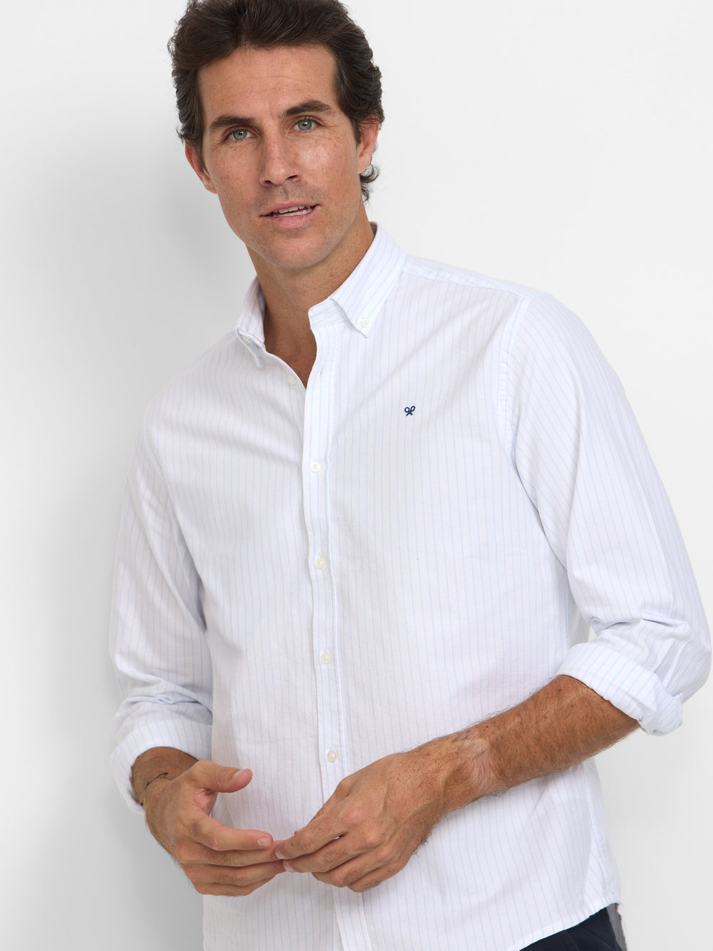 Chemise de sport Oxford blanche à fines rayures bleu clair