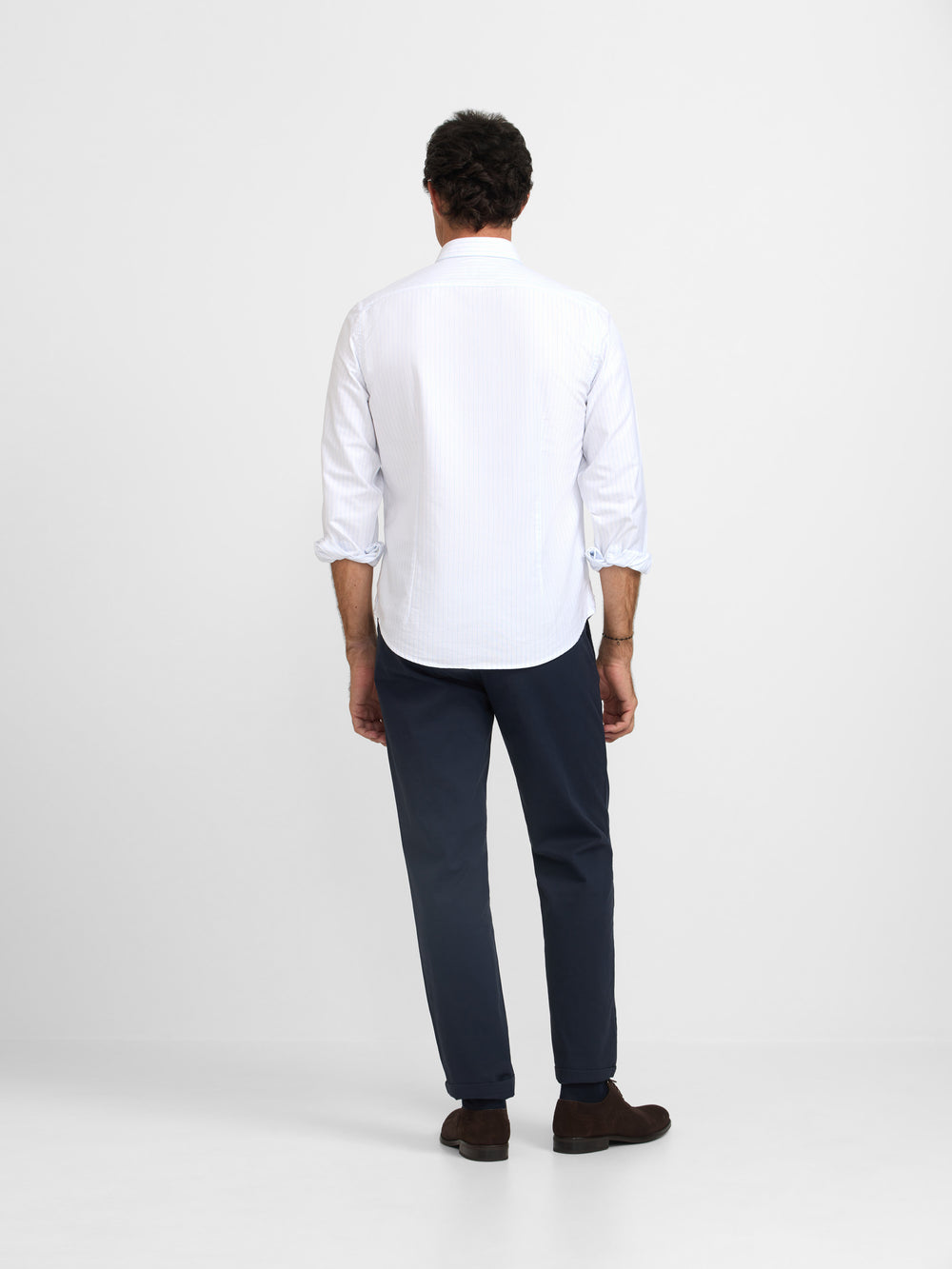 Chemise de sport Oxford blanche à fines rayures bleu clair