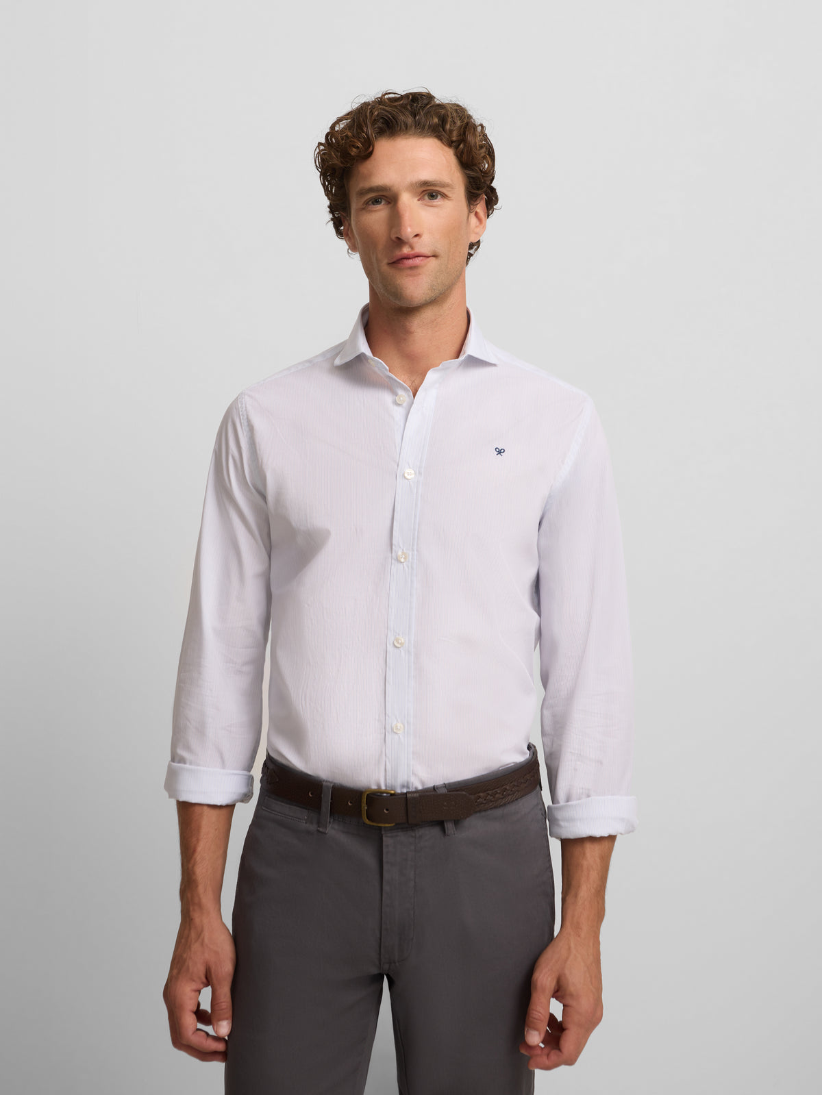 Camisa sport clássica de risca fina azul celeste