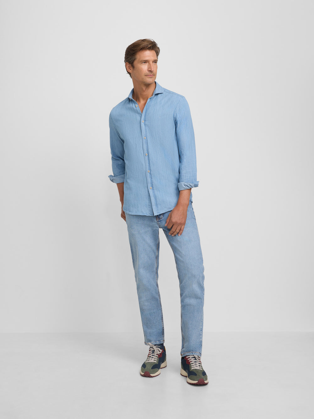 Chemise sport en jean bleu clair à coupe découpée