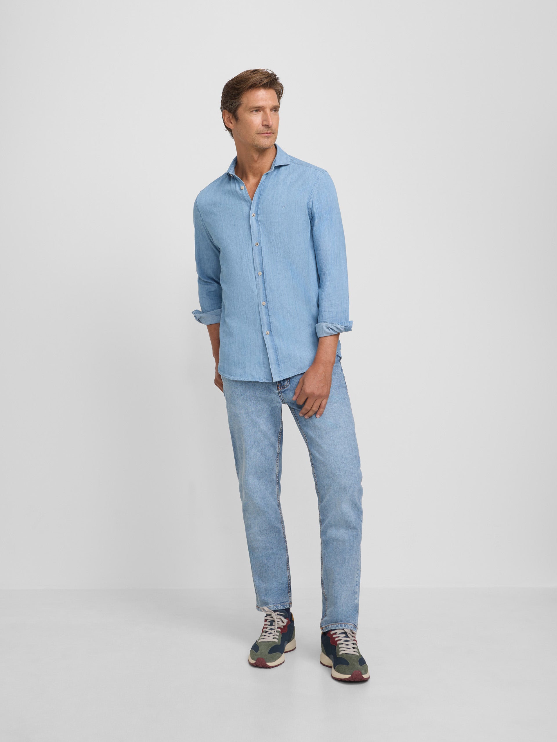 Chemise sport en jean bleu clair à coupe découpée