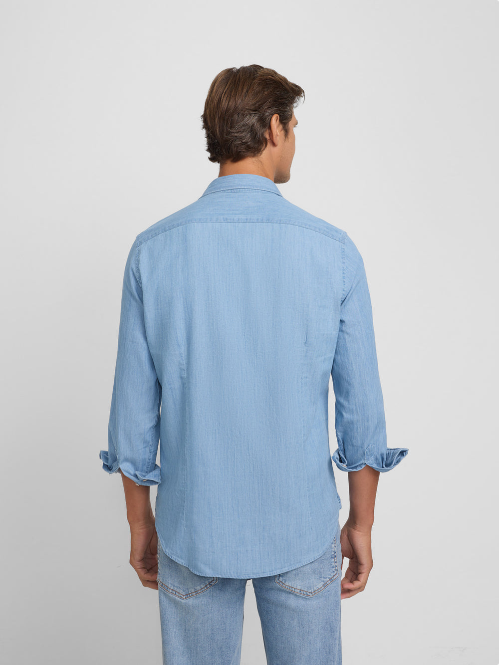 Chemise sport en jean bleu clair à coupe découpée