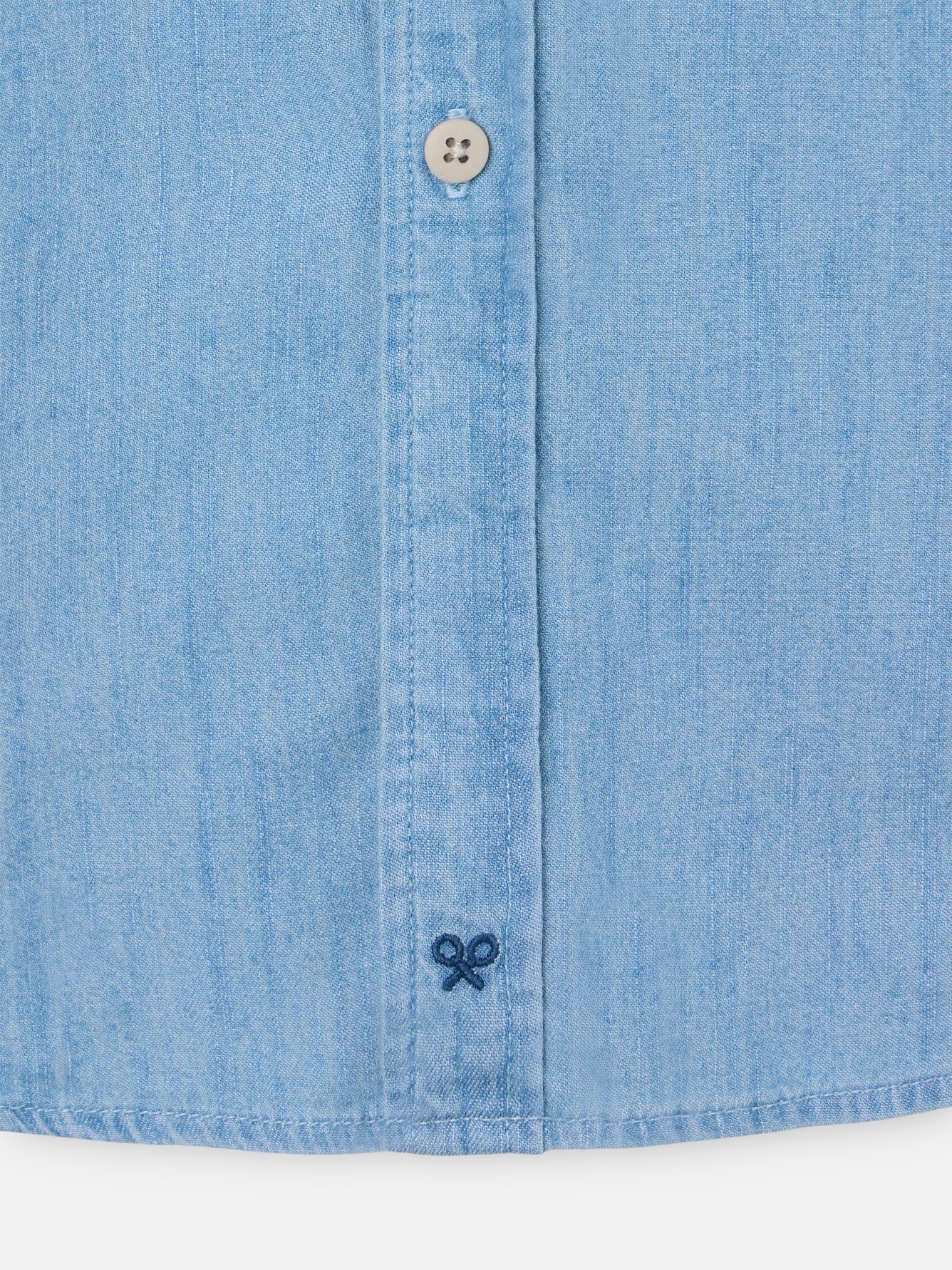 Denim sport shirt with light blue pockets