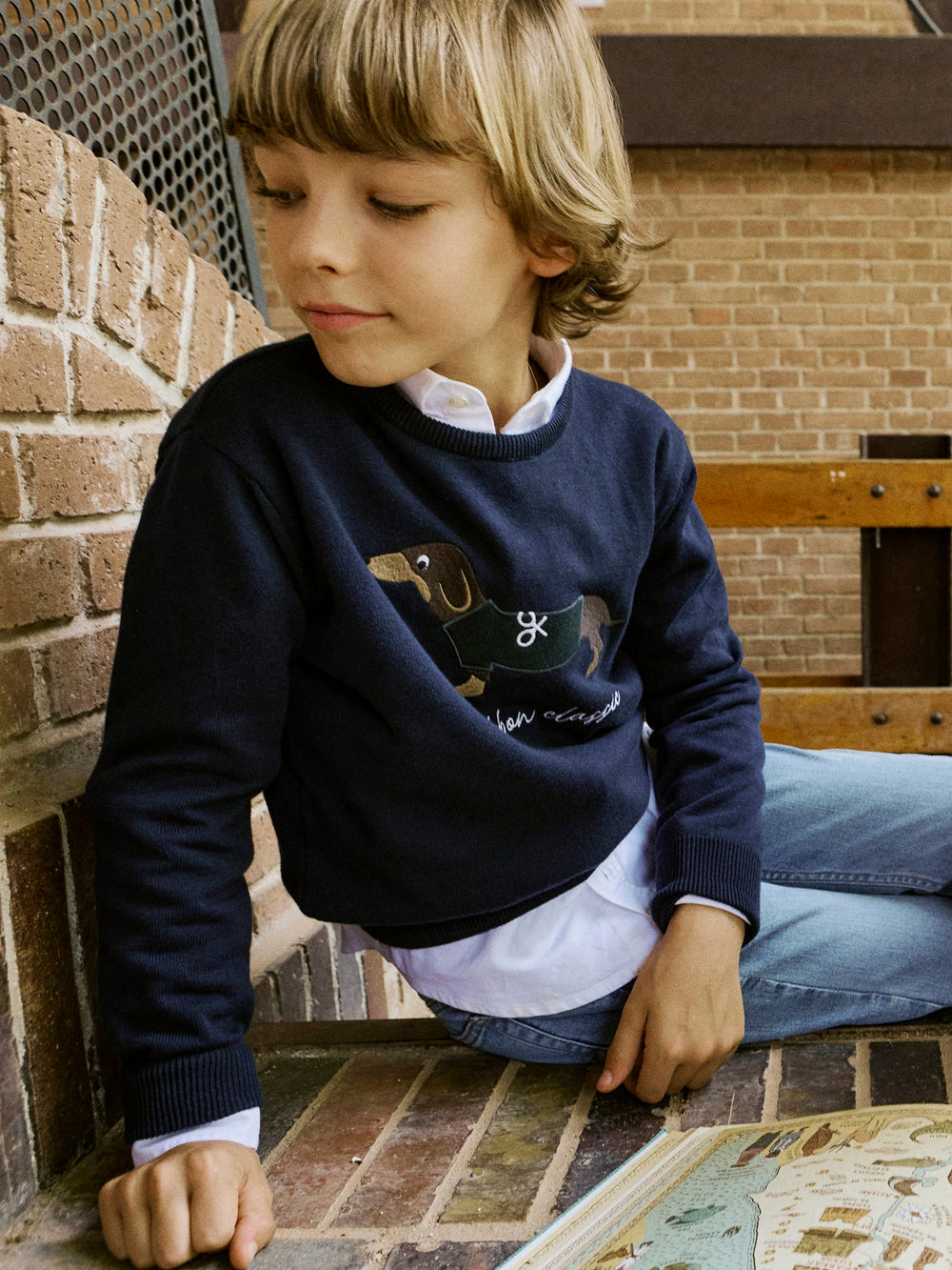 Camisola azul para criança com cão