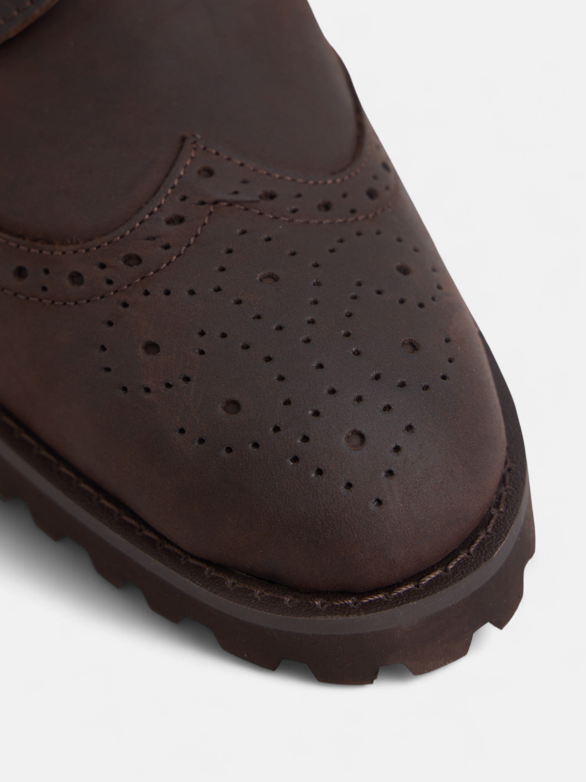 Zapato clasico piel perforado marron