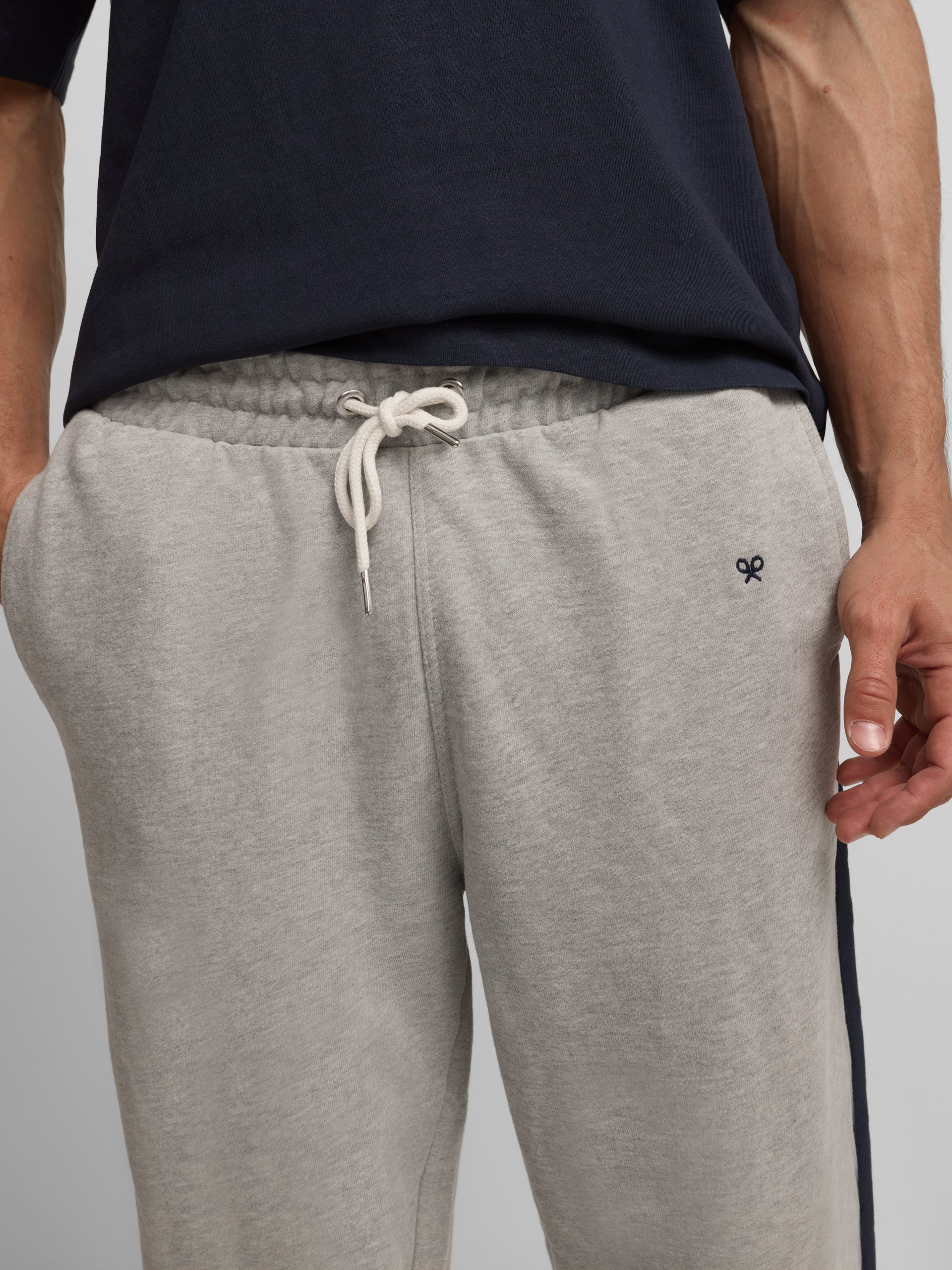Pantalon deportivo gris