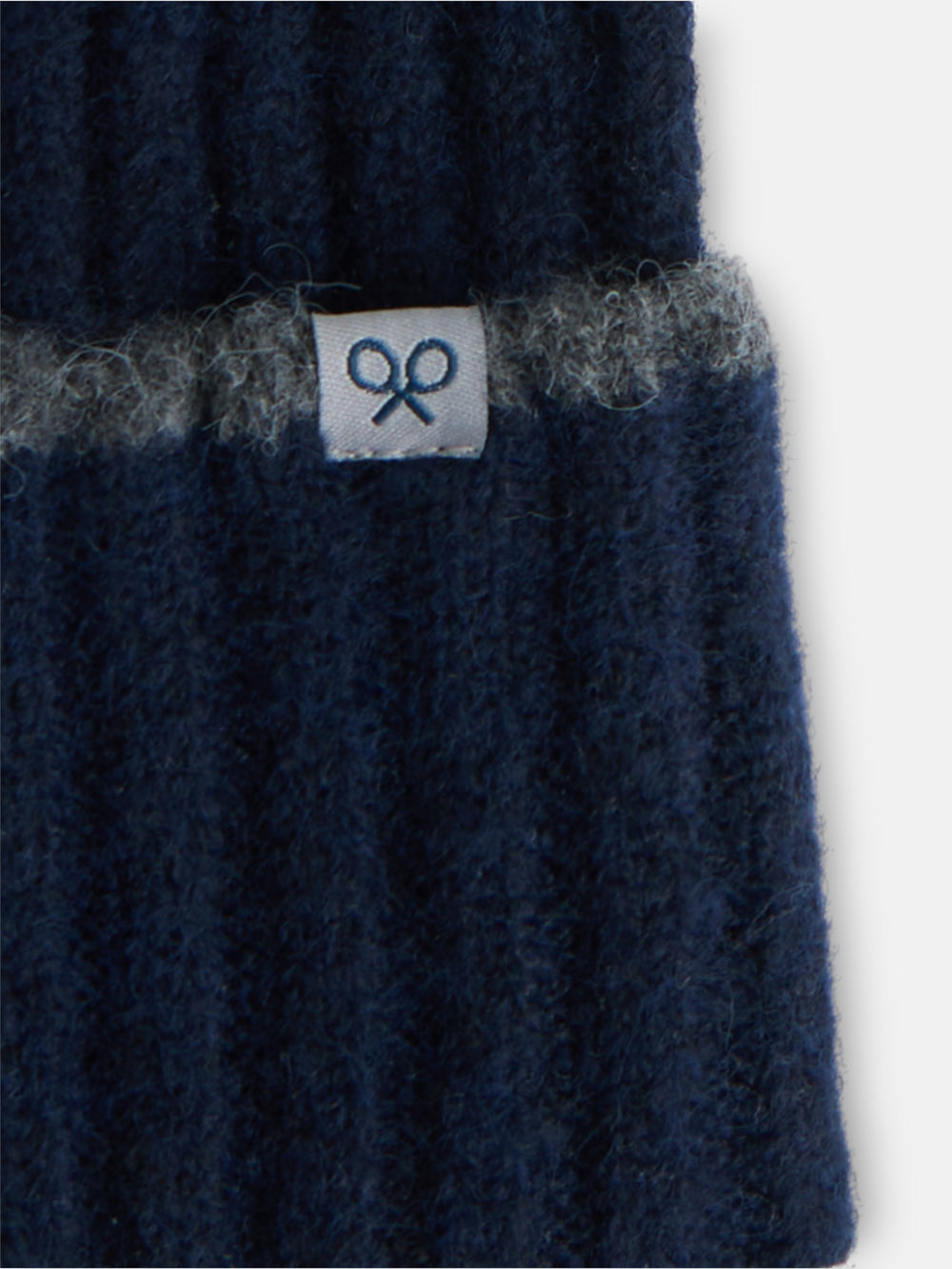 Gorro de malha com risca em contraste azul-marinho