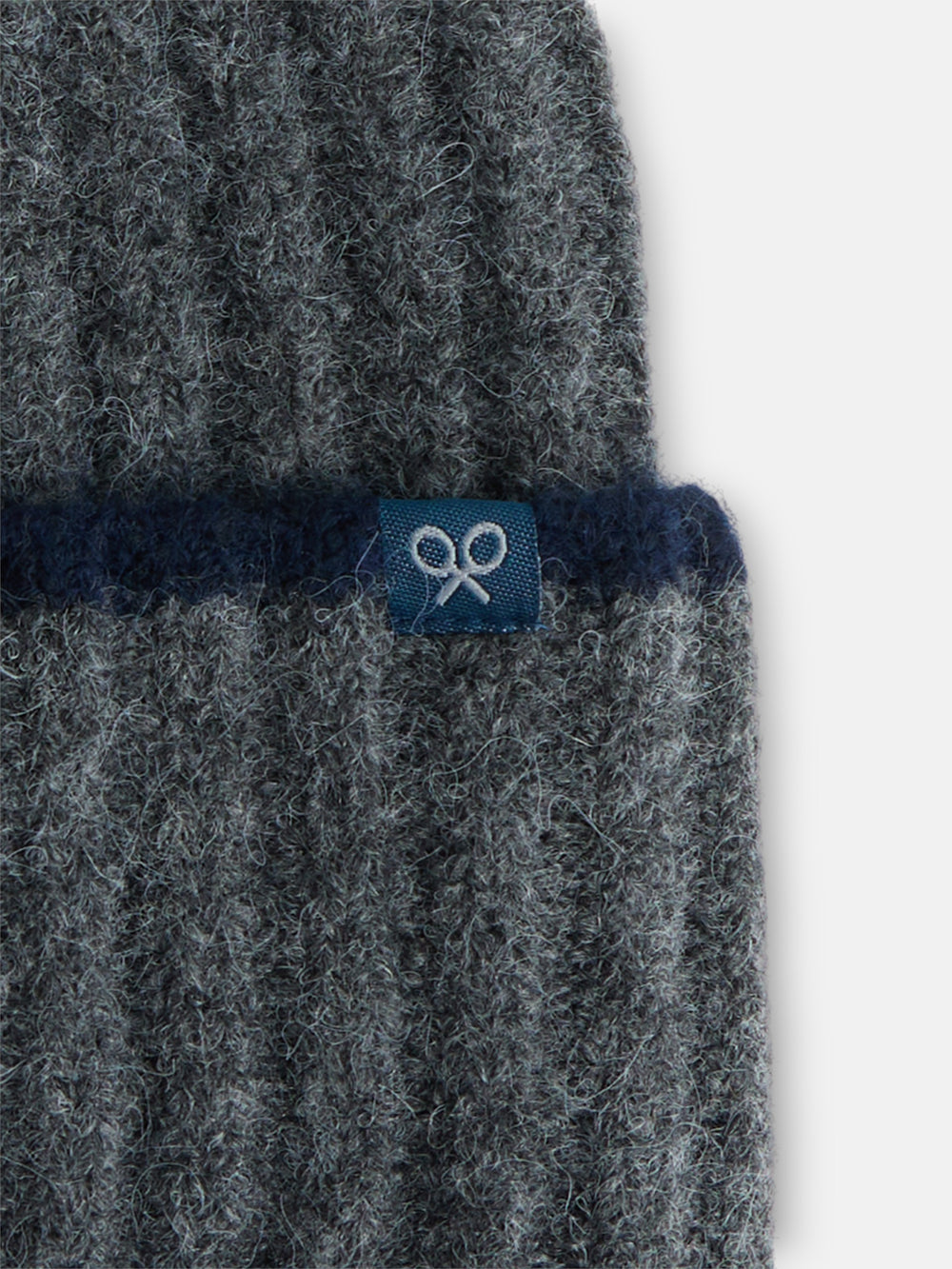 Gorro de malha com risca em contraste cinzento