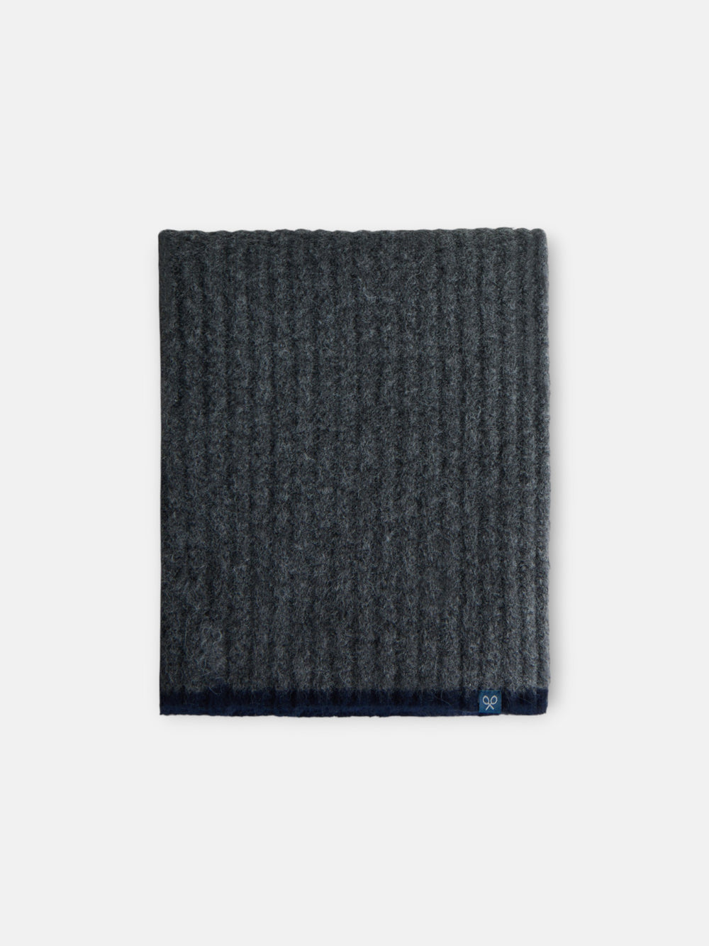 Cachecol de malha com riscas em contraste cinza