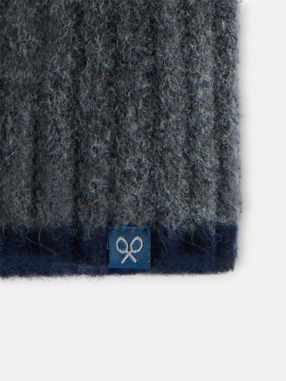 Cachecol de malha com riscas em contraste cinza