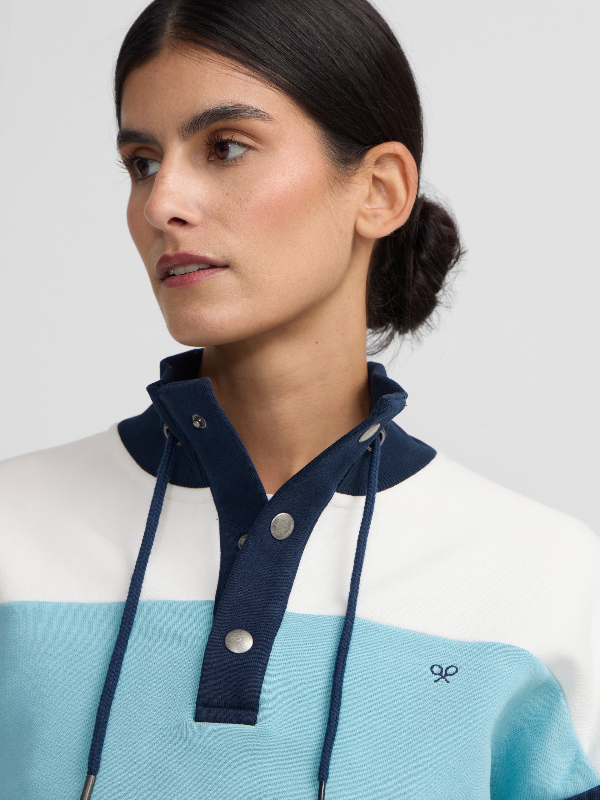 Tricolor women's sweatshirt with blue buttoned collar