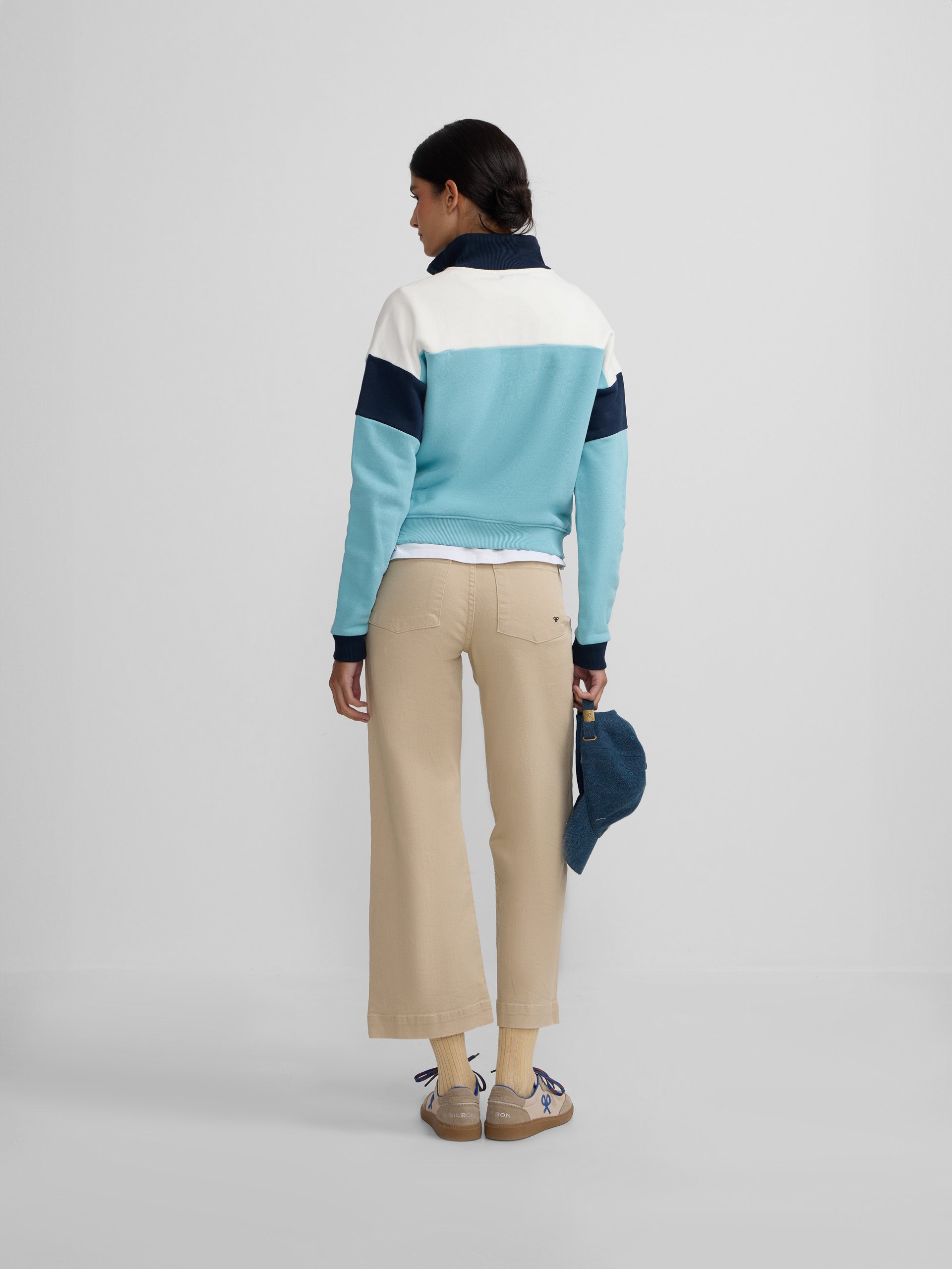 Tricolor women's sweatshirt with blue buttoned collar