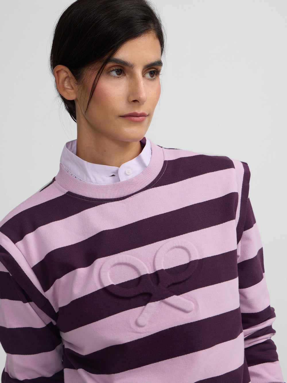 Sweat-shirt femme avec épaulettes à rayures violettes