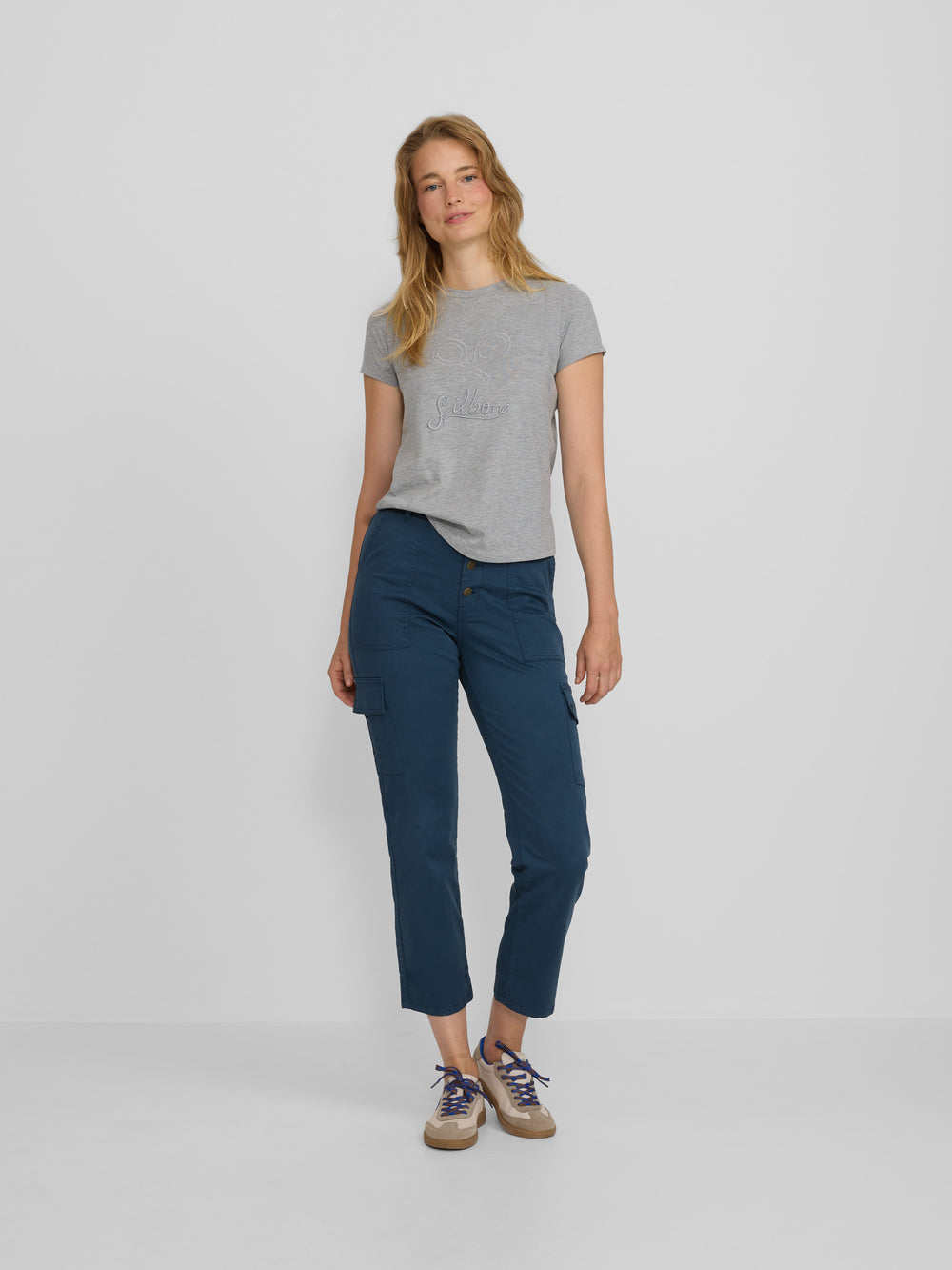 T-shirt clássica cinzenta para mulher