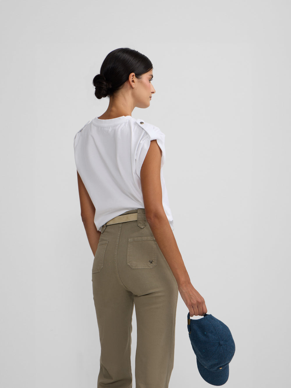 T-shirt mulher roll out coração tachas branca