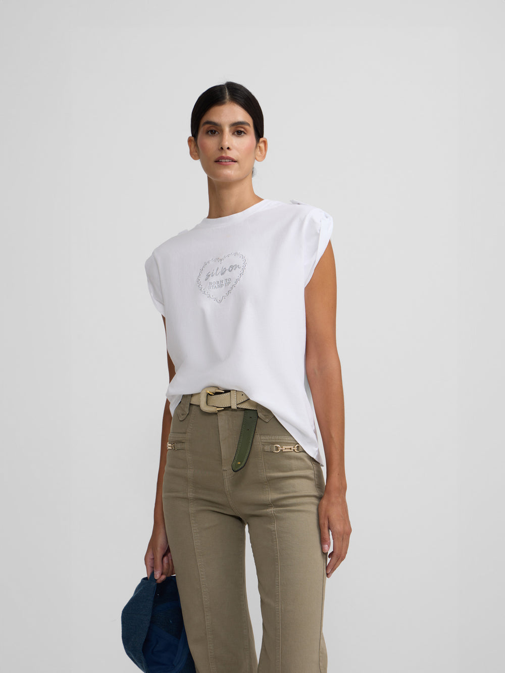 T-shirt mulher roll out coração tachas branca