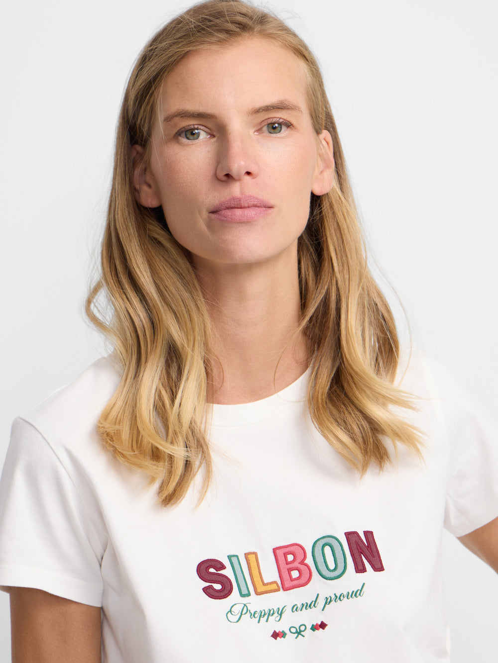 Camiseta woman letras silbon blanca