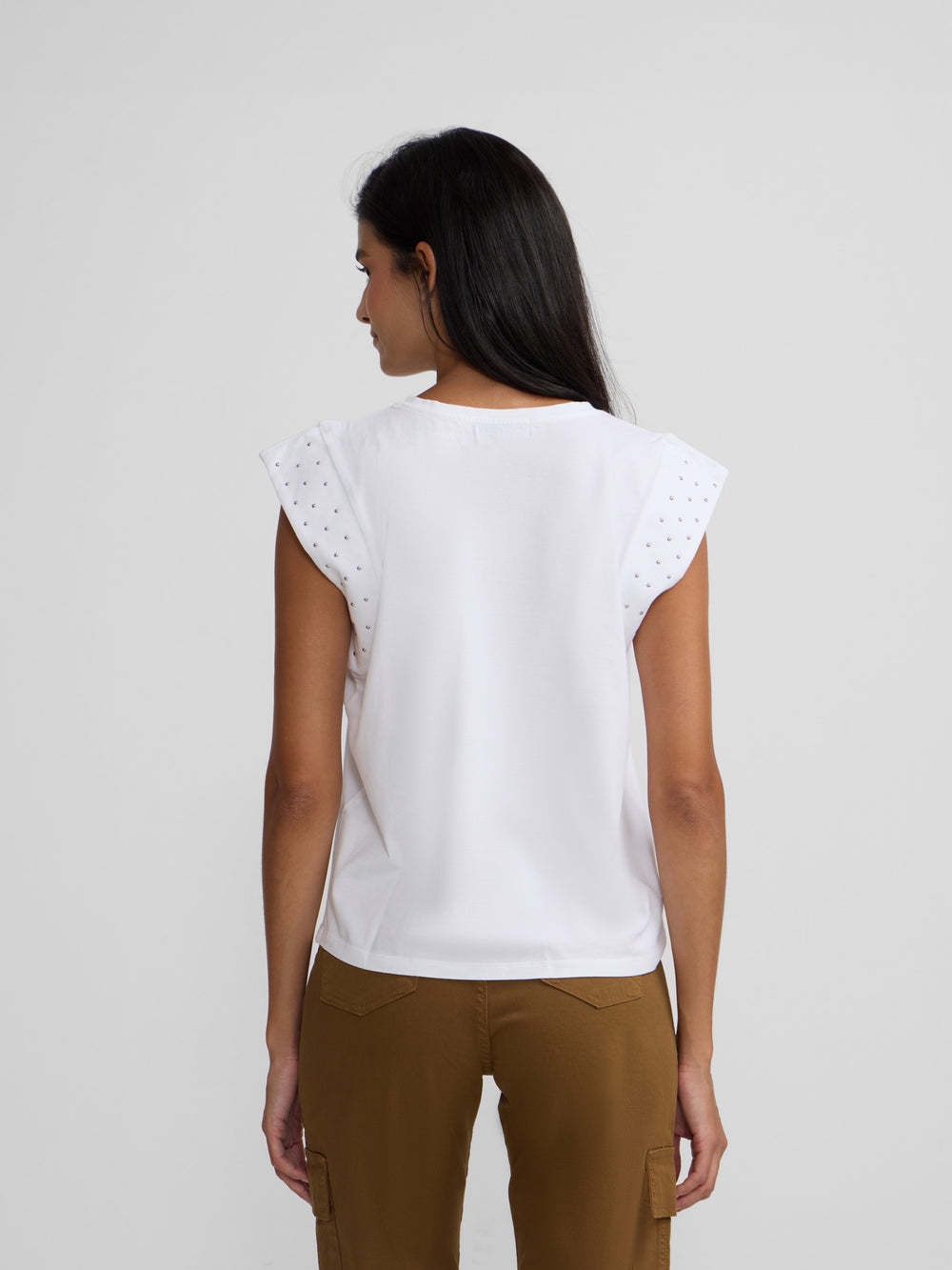 Camiseta woman hombrera tachas blanca