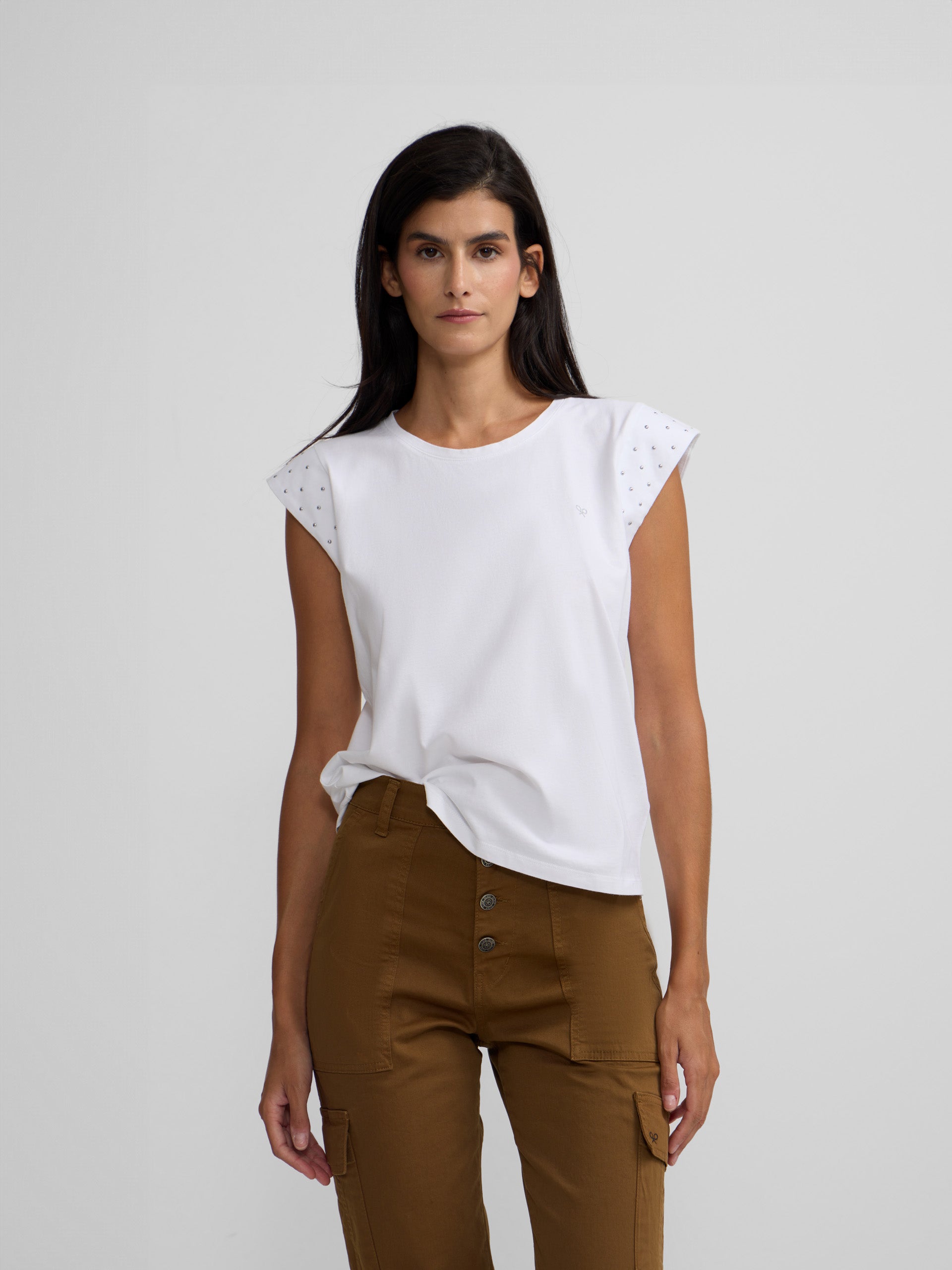 Camiseta woman hombrera tachas blanca