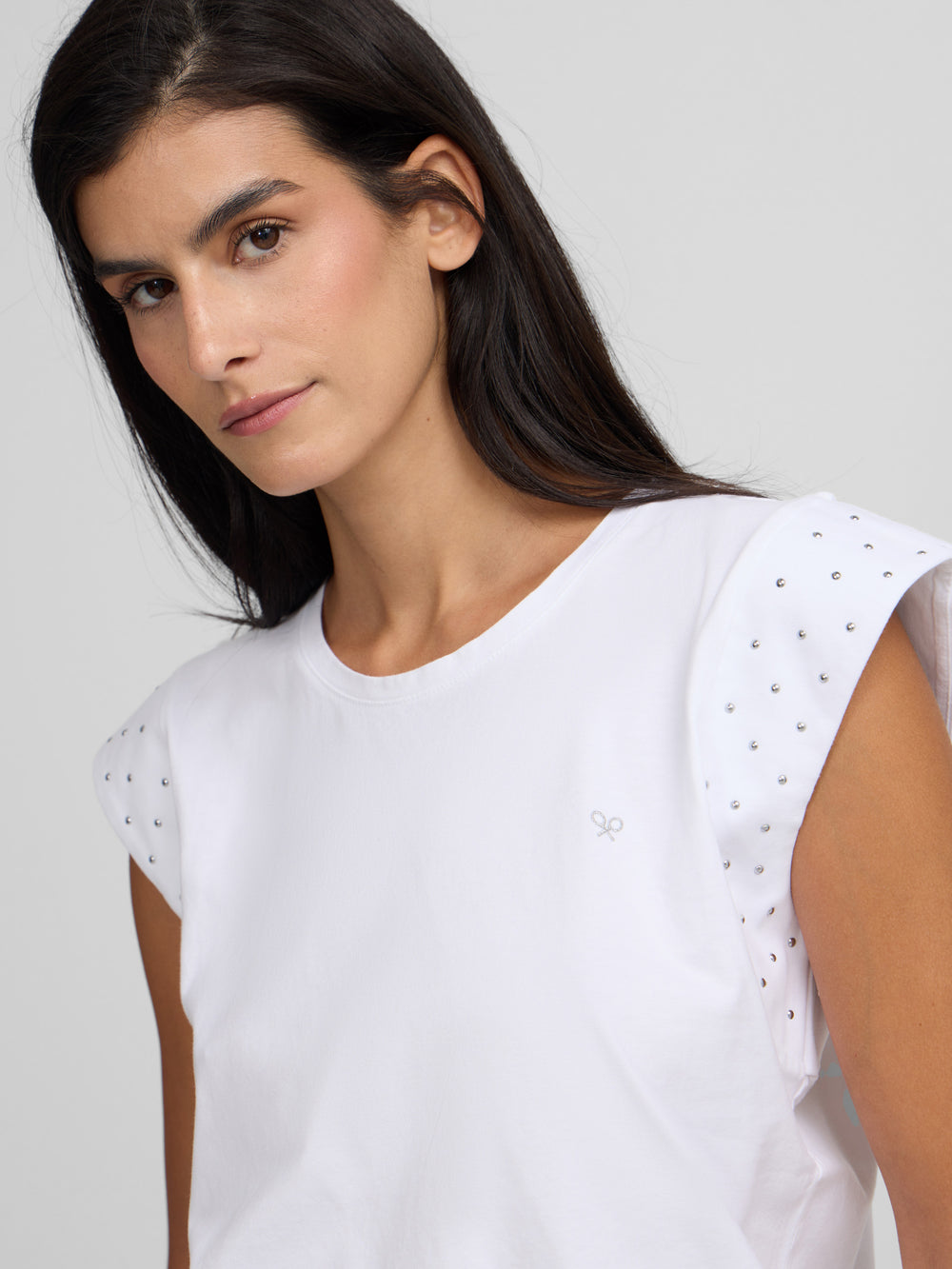 Camiseta woman hombrera tachas blanca