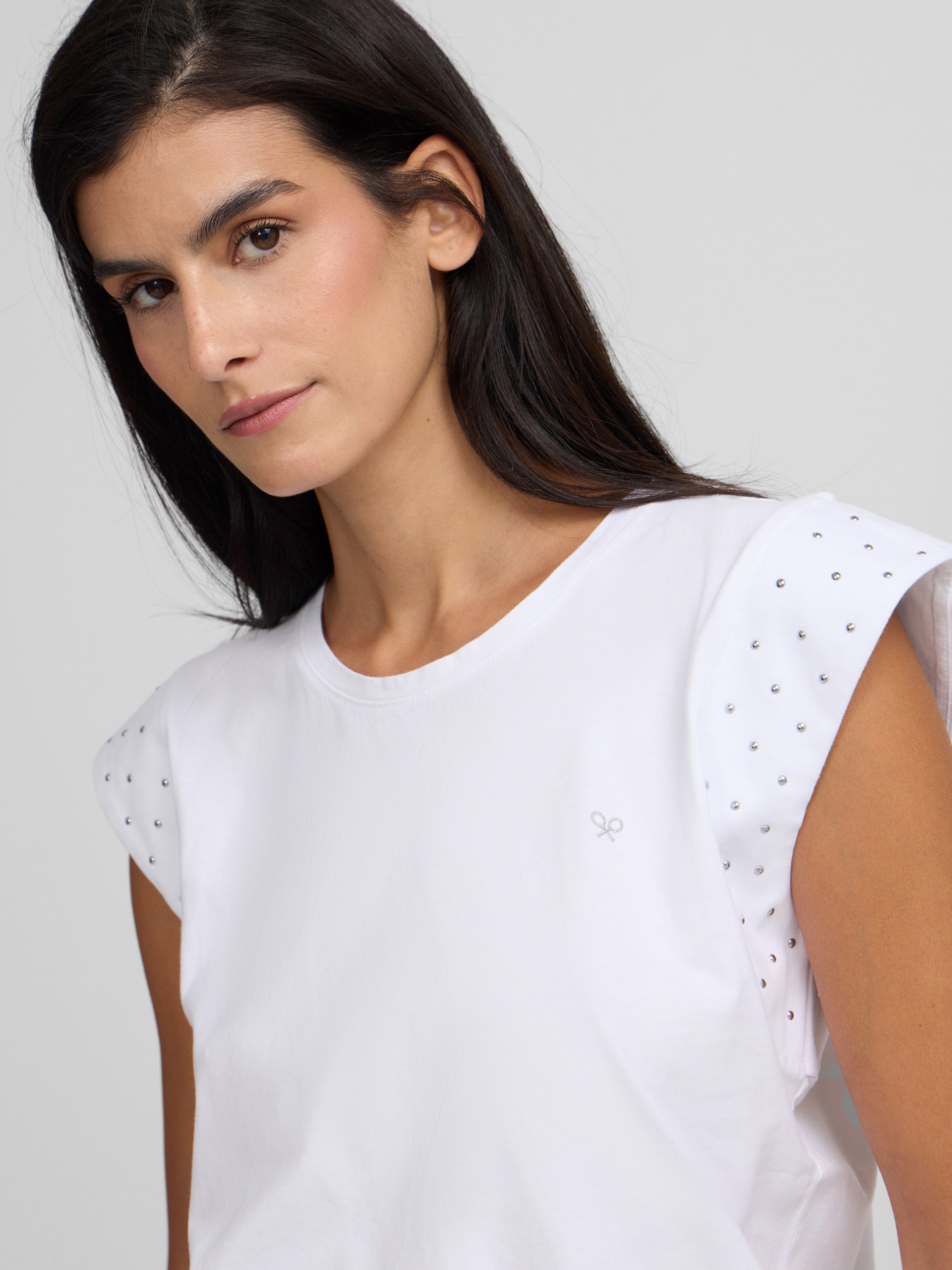 Camiseta woman hombrera tachas blanca