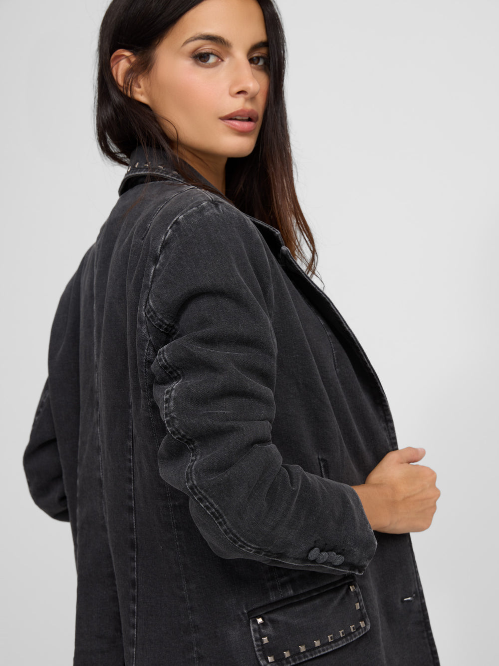 Blazer de ganga cinzento com tachas