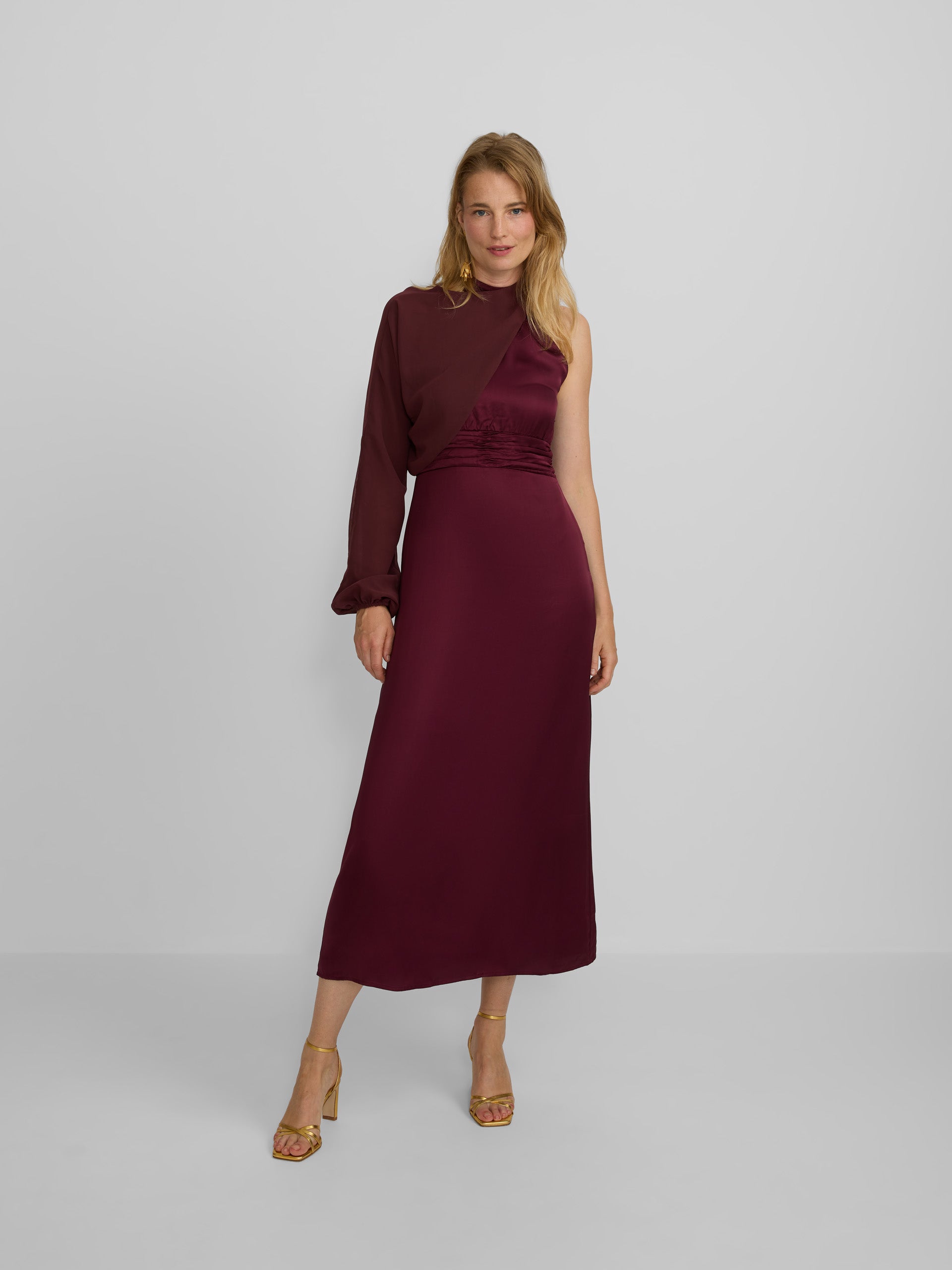 Vestido largo capa satinado burdeos