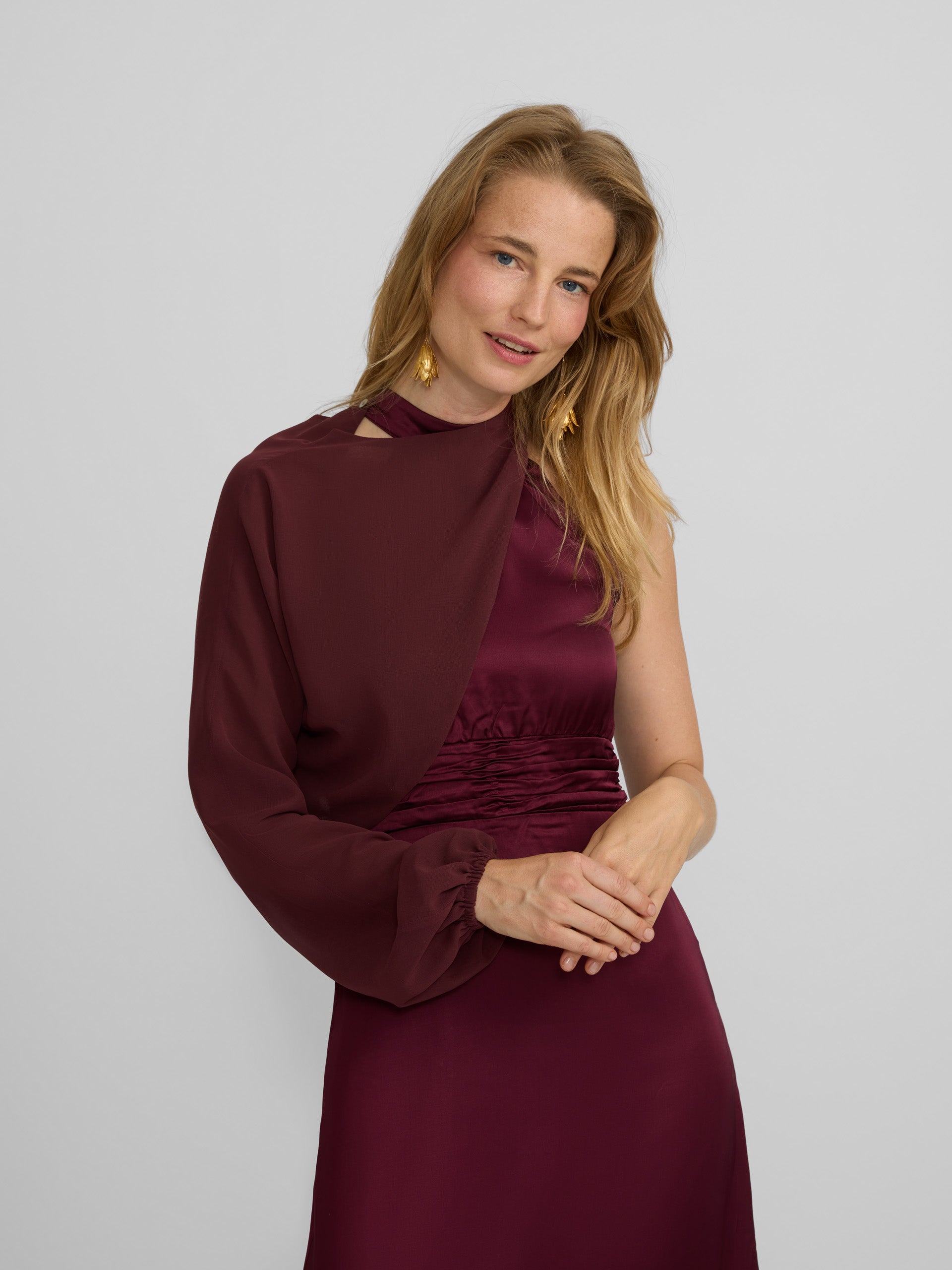 Vestido largo capa satinado burdeos