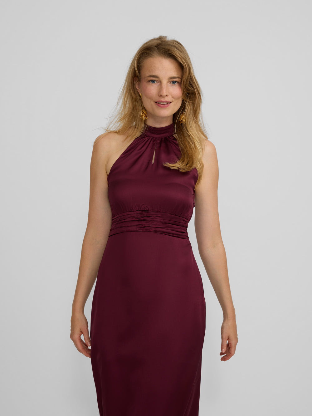 Vestido largo capa satinado burdeos