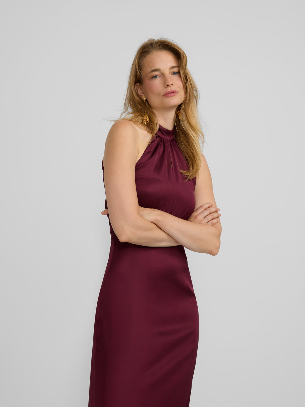 Vestido largo capa satinado burdeos