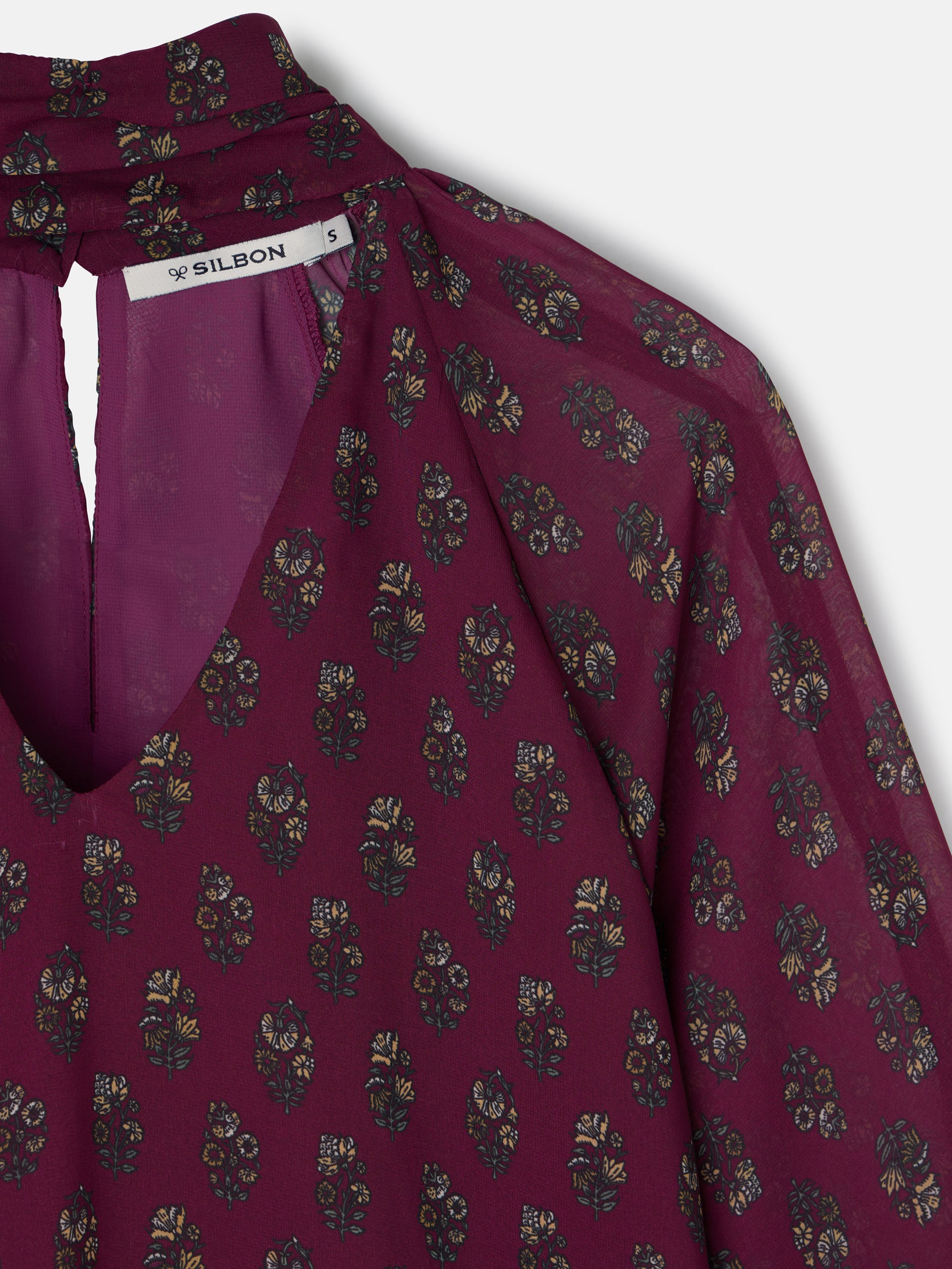 Blusa cuello estampado motivos burdeos