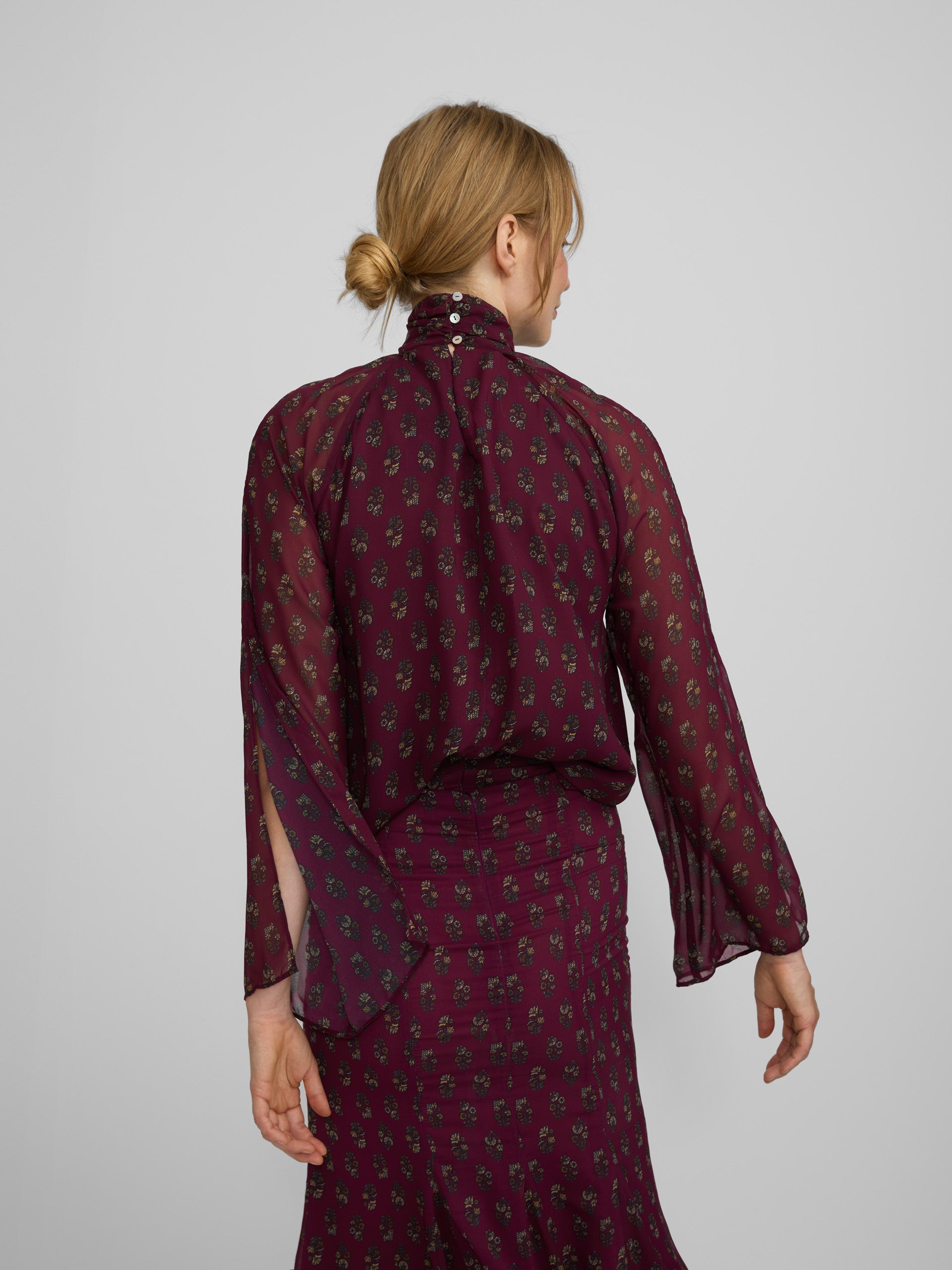 Blusa cuello estampado motivos burdeos