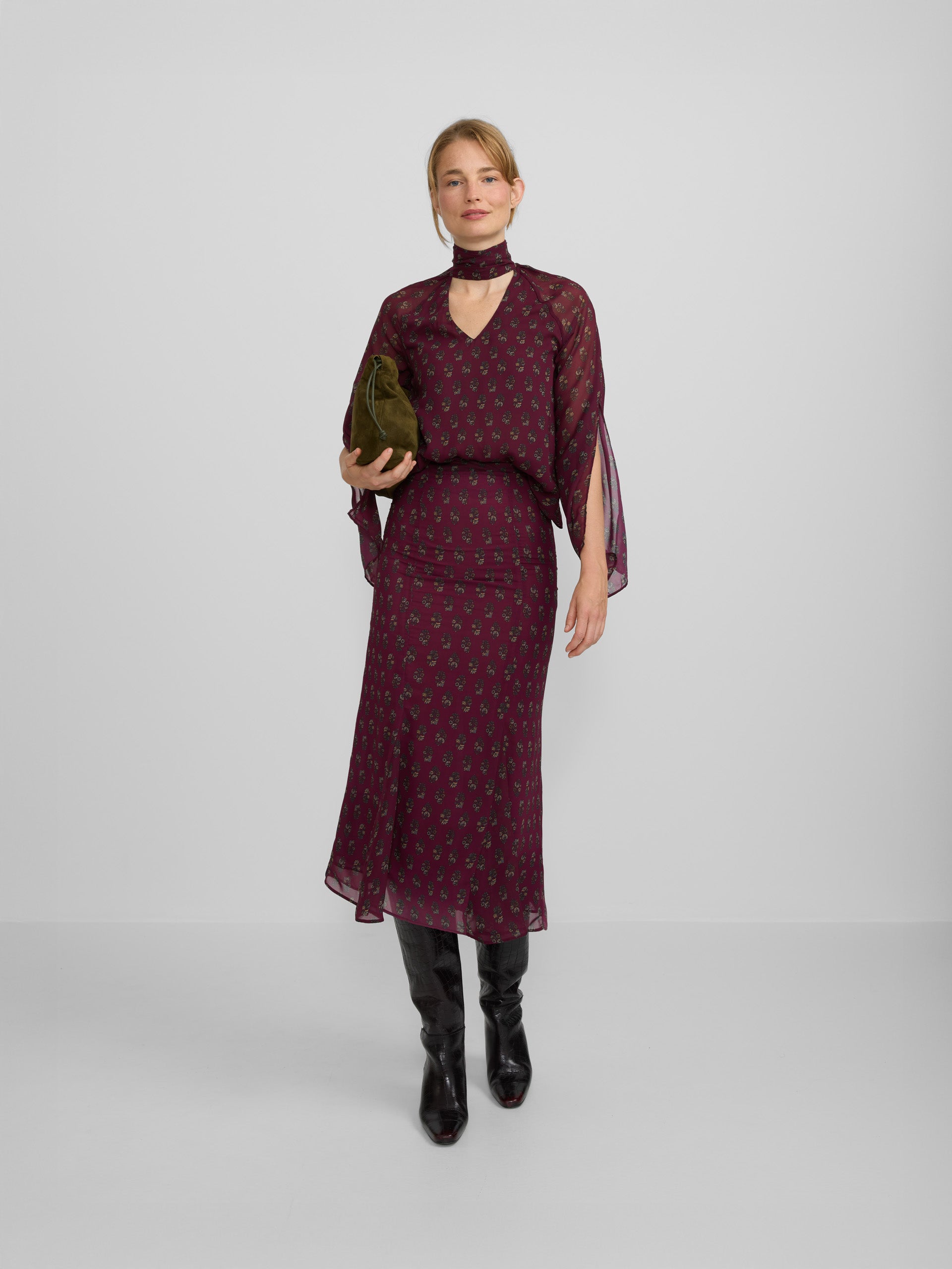 Blusa cuello estampado motivos burdeos