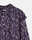 Camisa com folhos no ombro e estampado ikat roxo